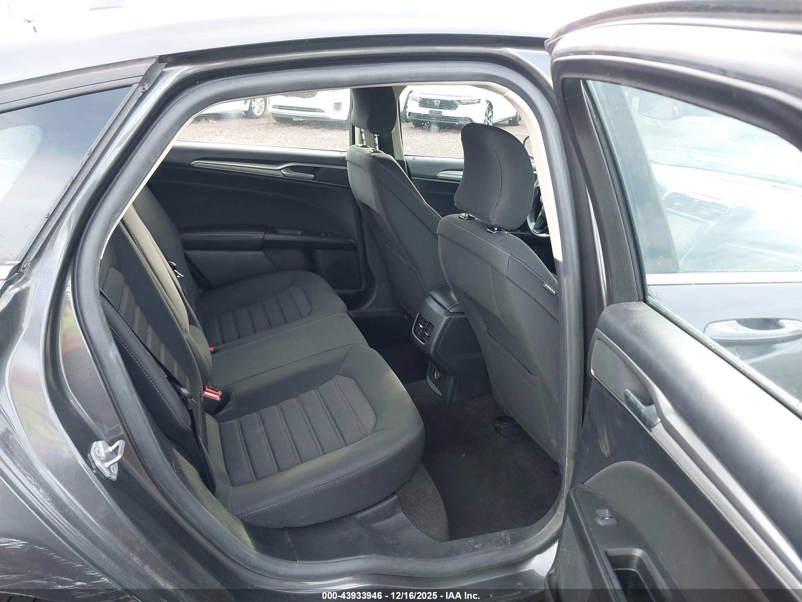FORD FUSION image 8