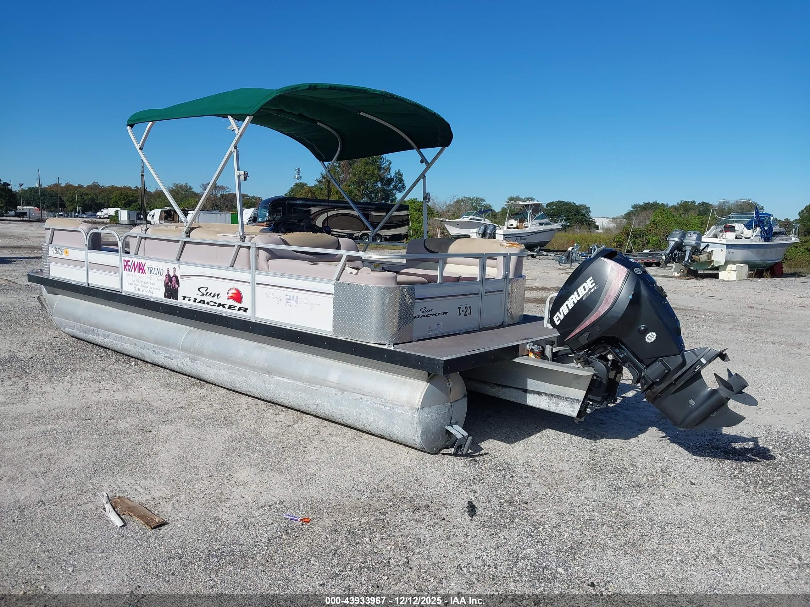TRACKER MARINE image 3