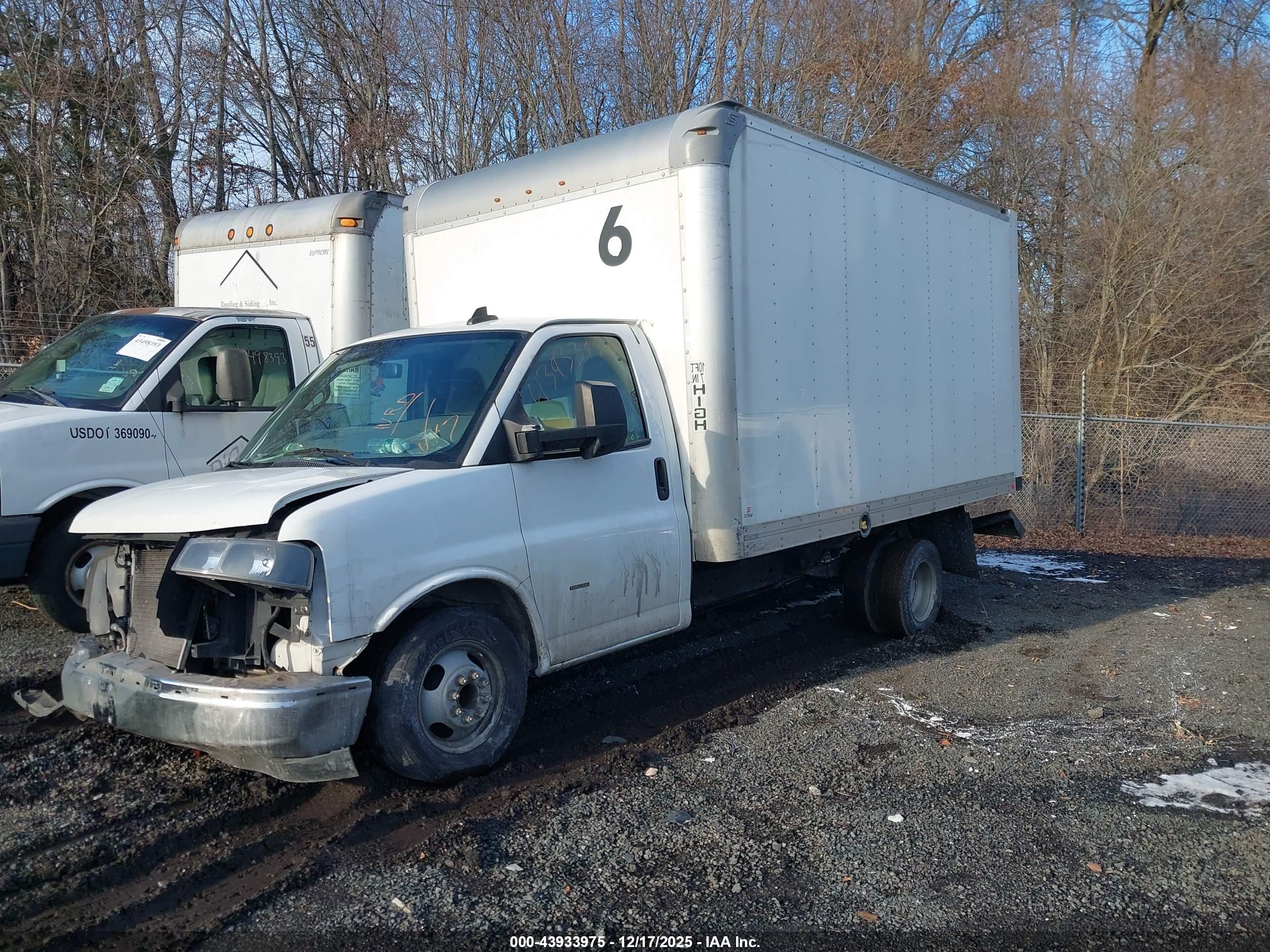 CHEVROLET EXPRESS image 2