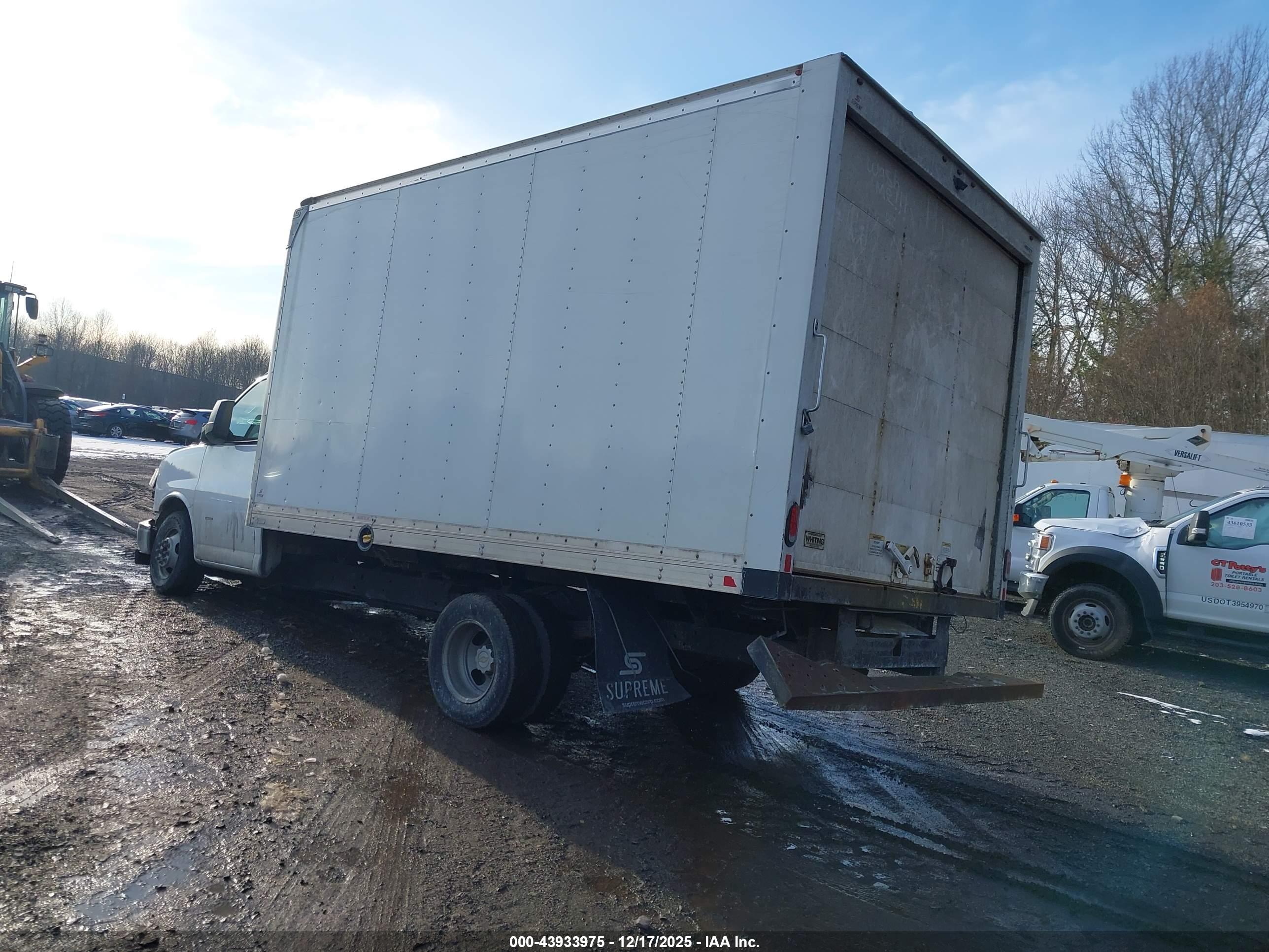 CHEVROLET EXPRESS image 3