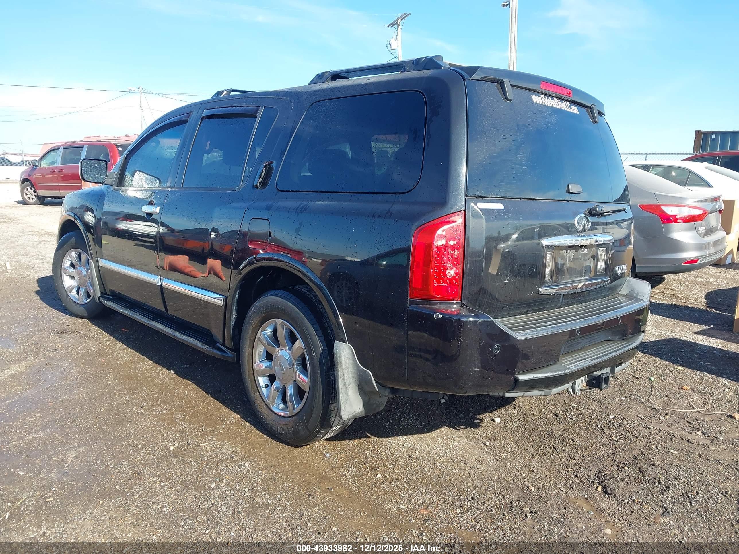 INFINITI QX56 image 3