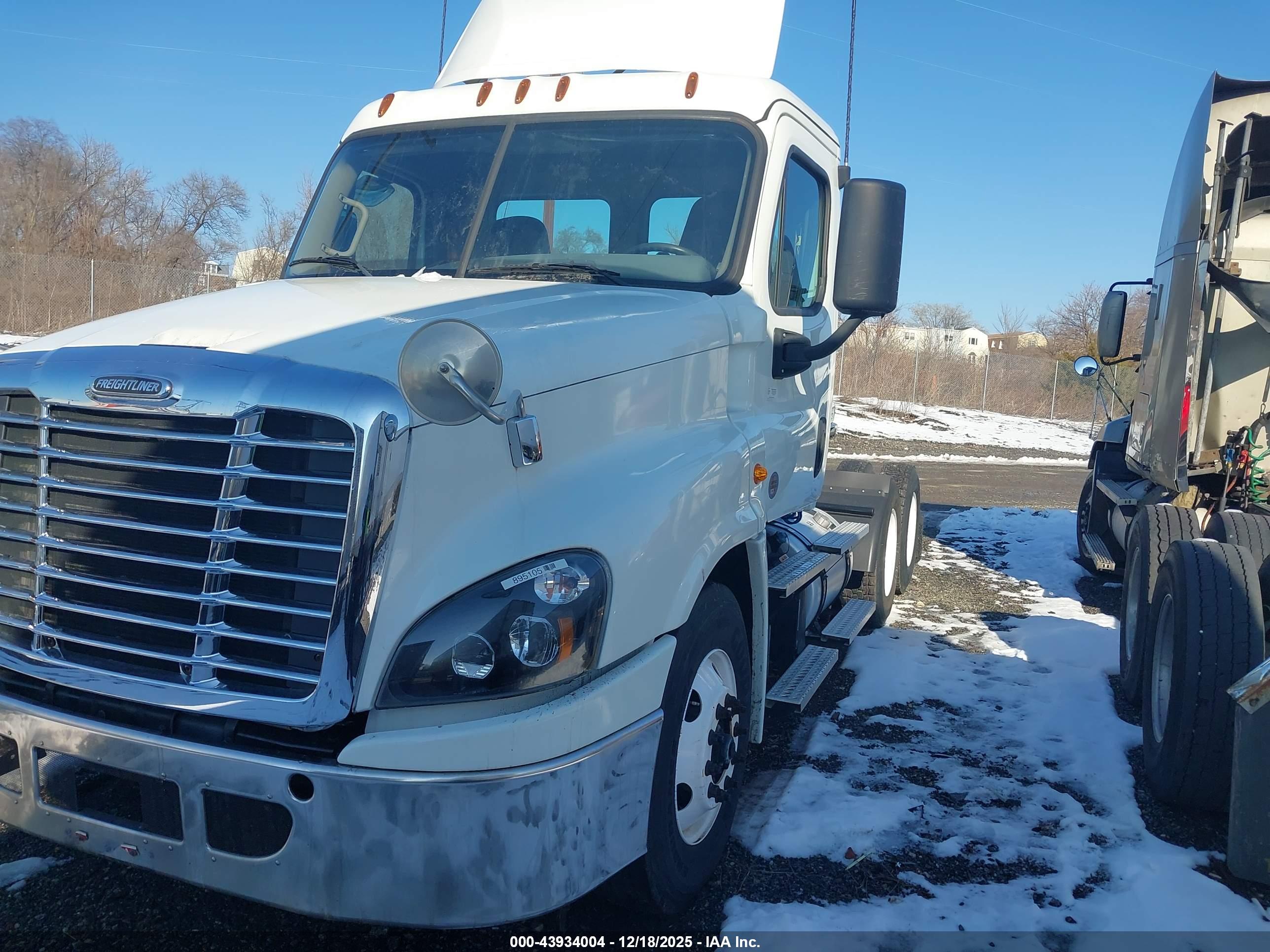 FREIGHTLINER CASCADIA image 2