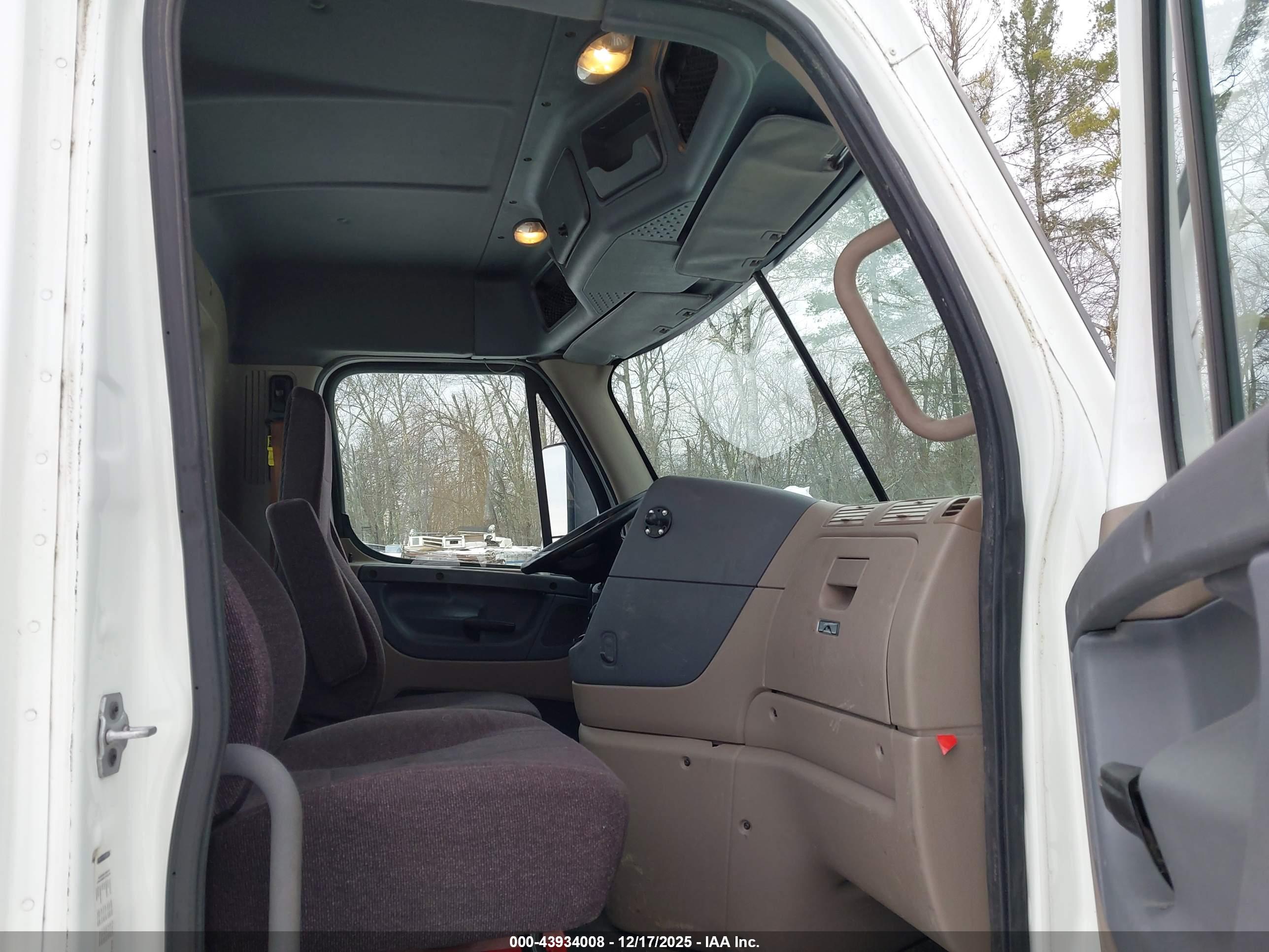 FREIGHTLINER CASCADIA image 8