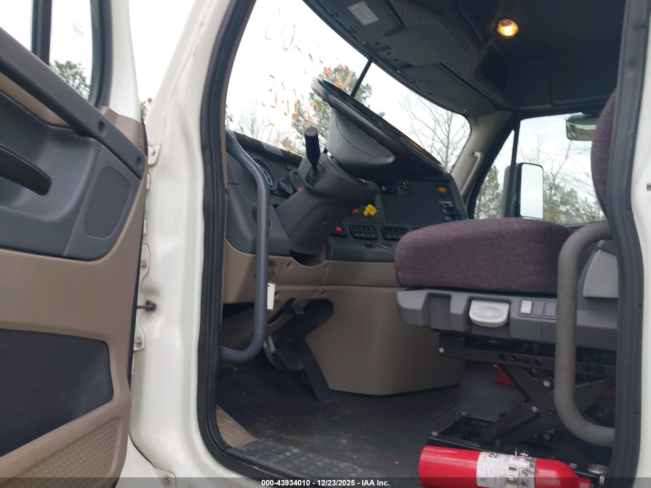 FREIGHTLINER CASCADIA image 8