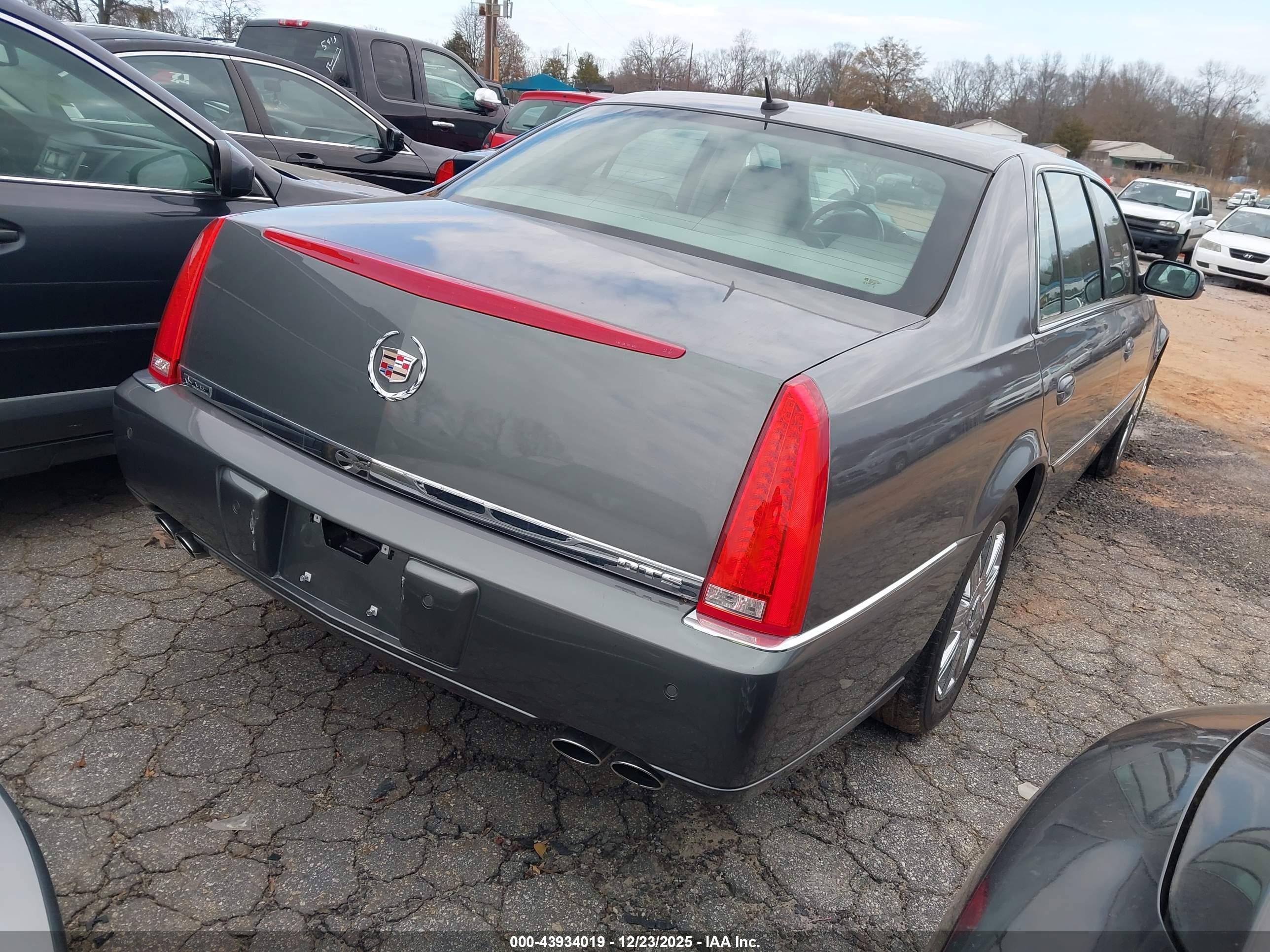 CADILLAC DTS image 4