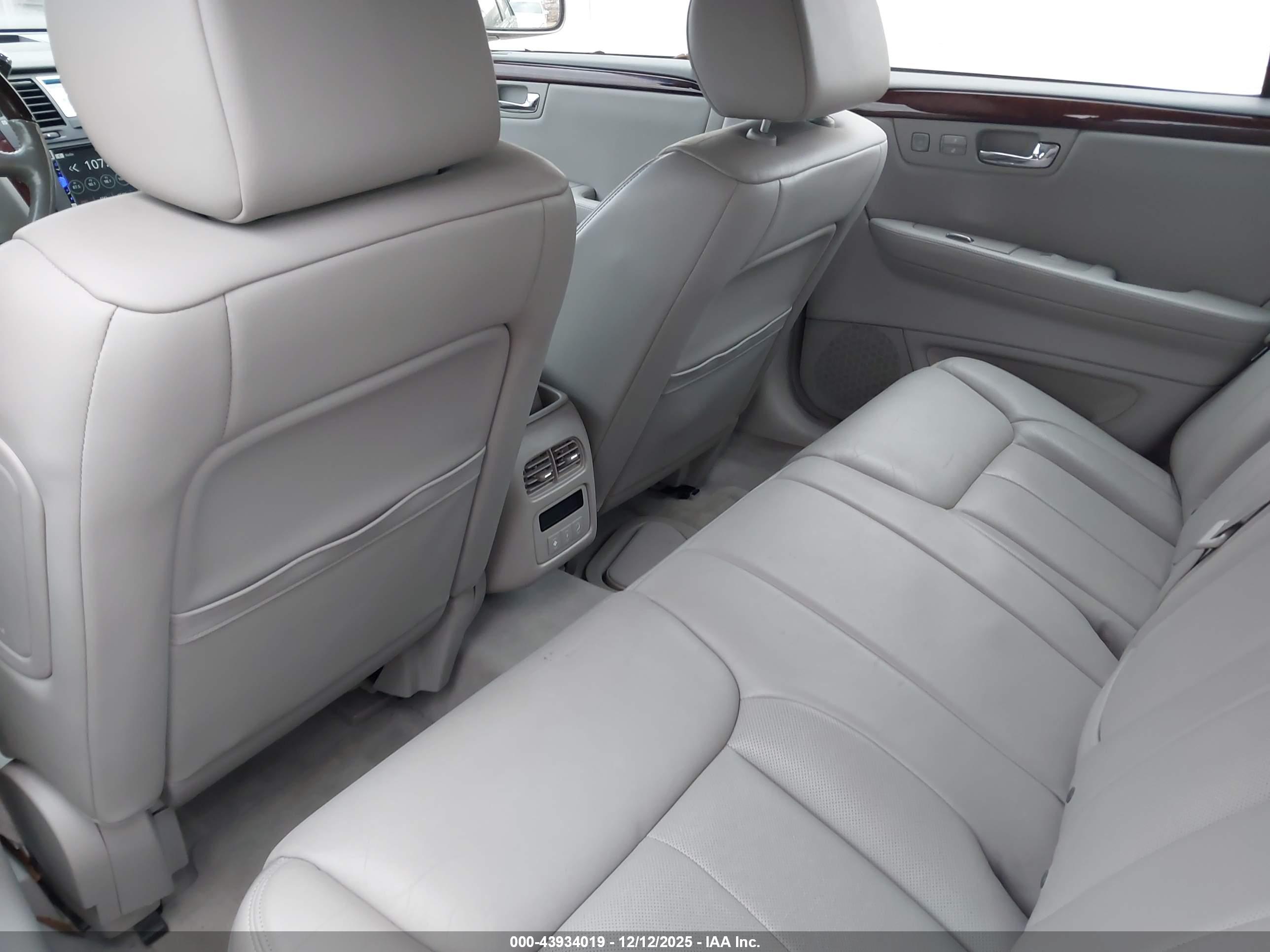CADILLAC DTS image 8
