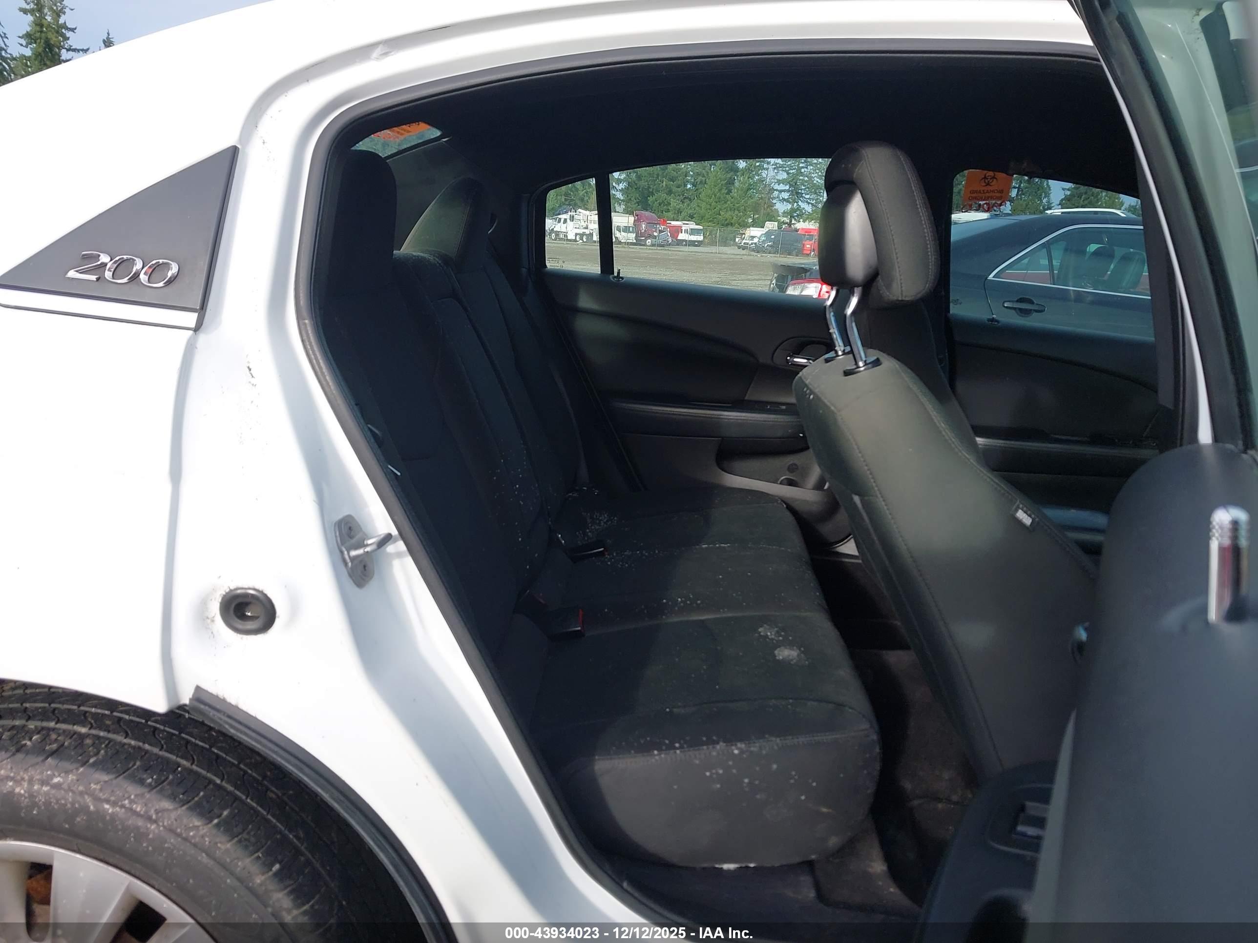 CHRYSLER 200 image 8