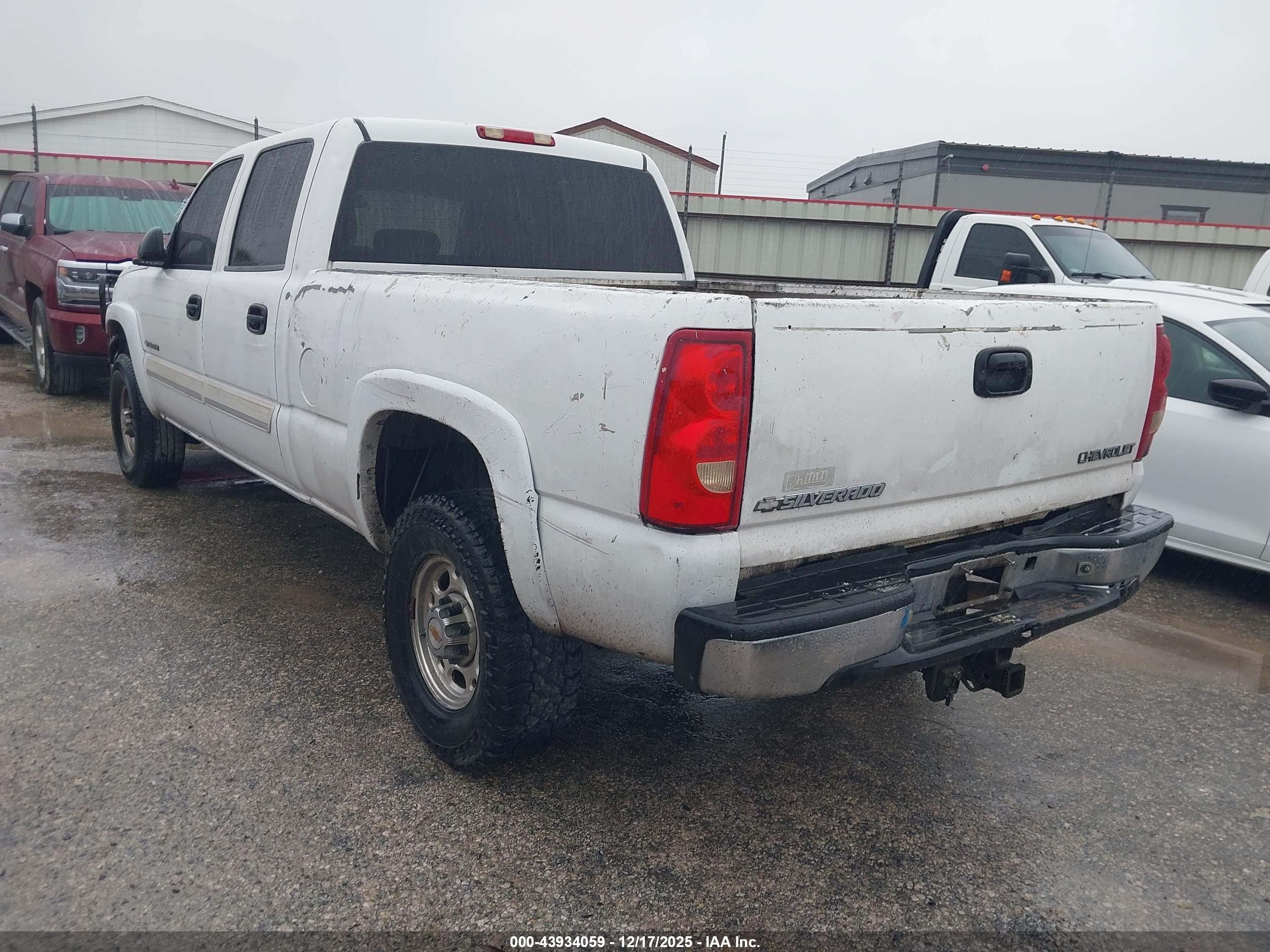 CHEVROLET SILVERADO image 3