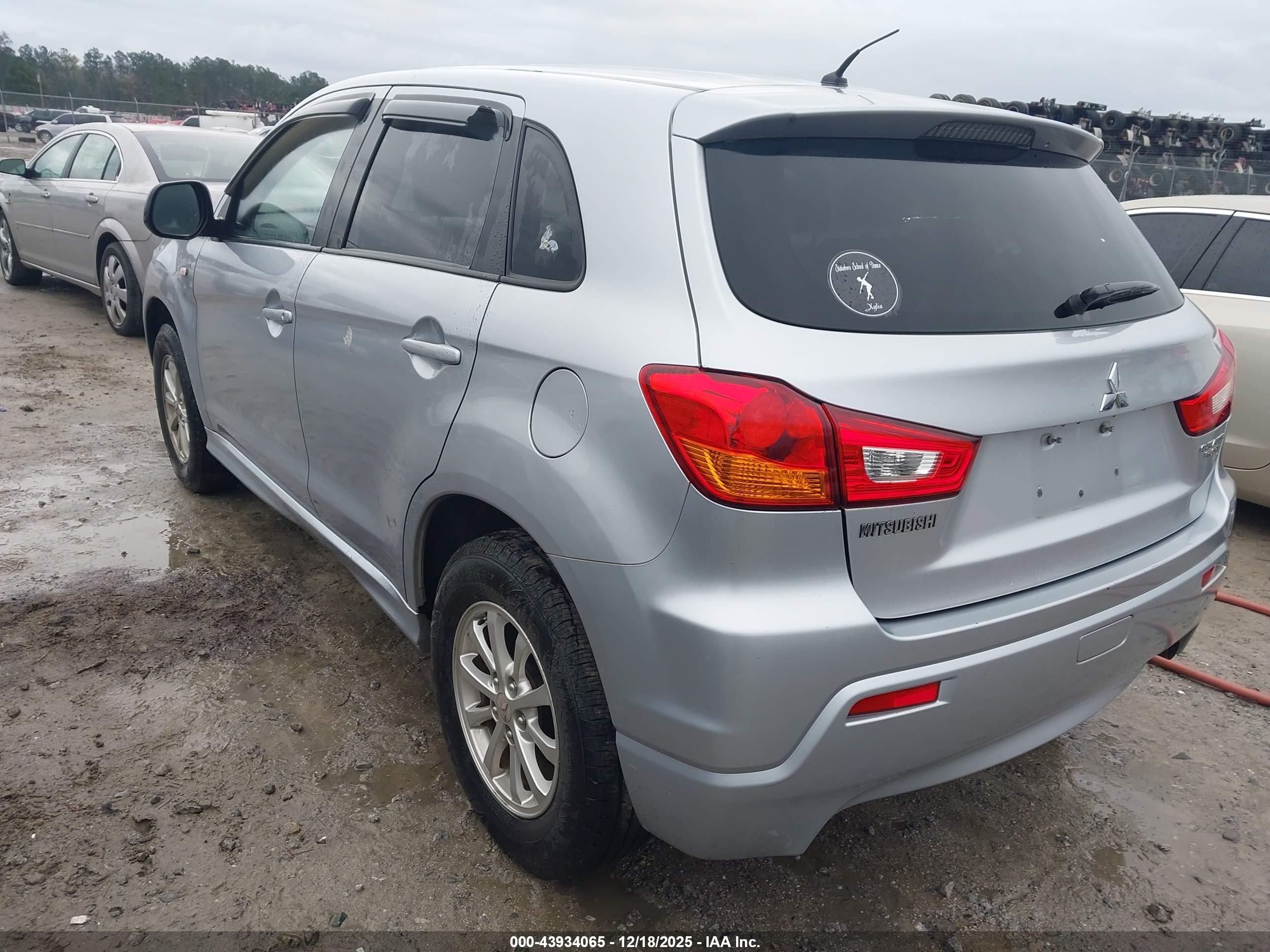 MITSUBISHI OUTLANDER image 3