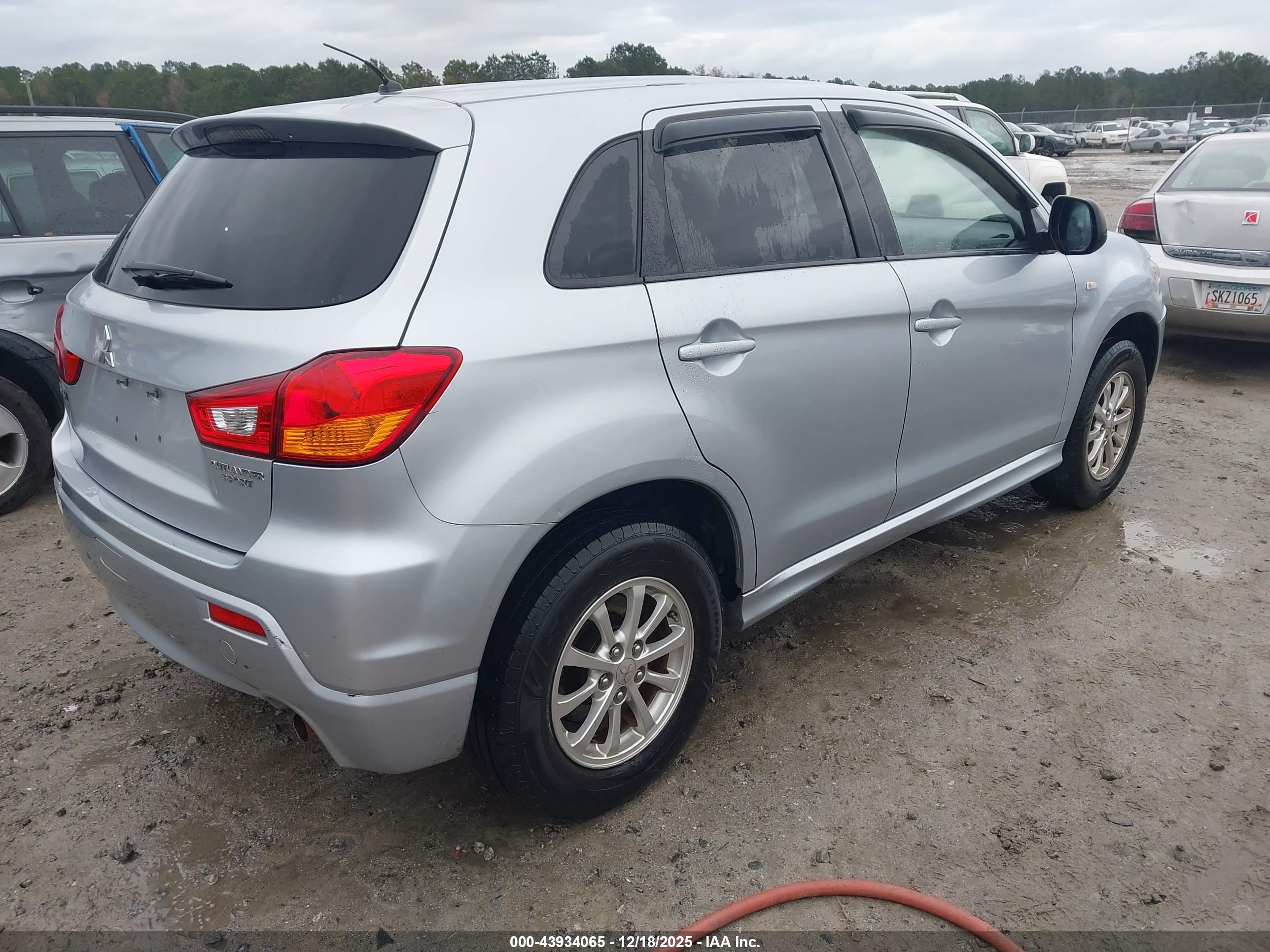 MITSUBISHI OUTLANDER image 4