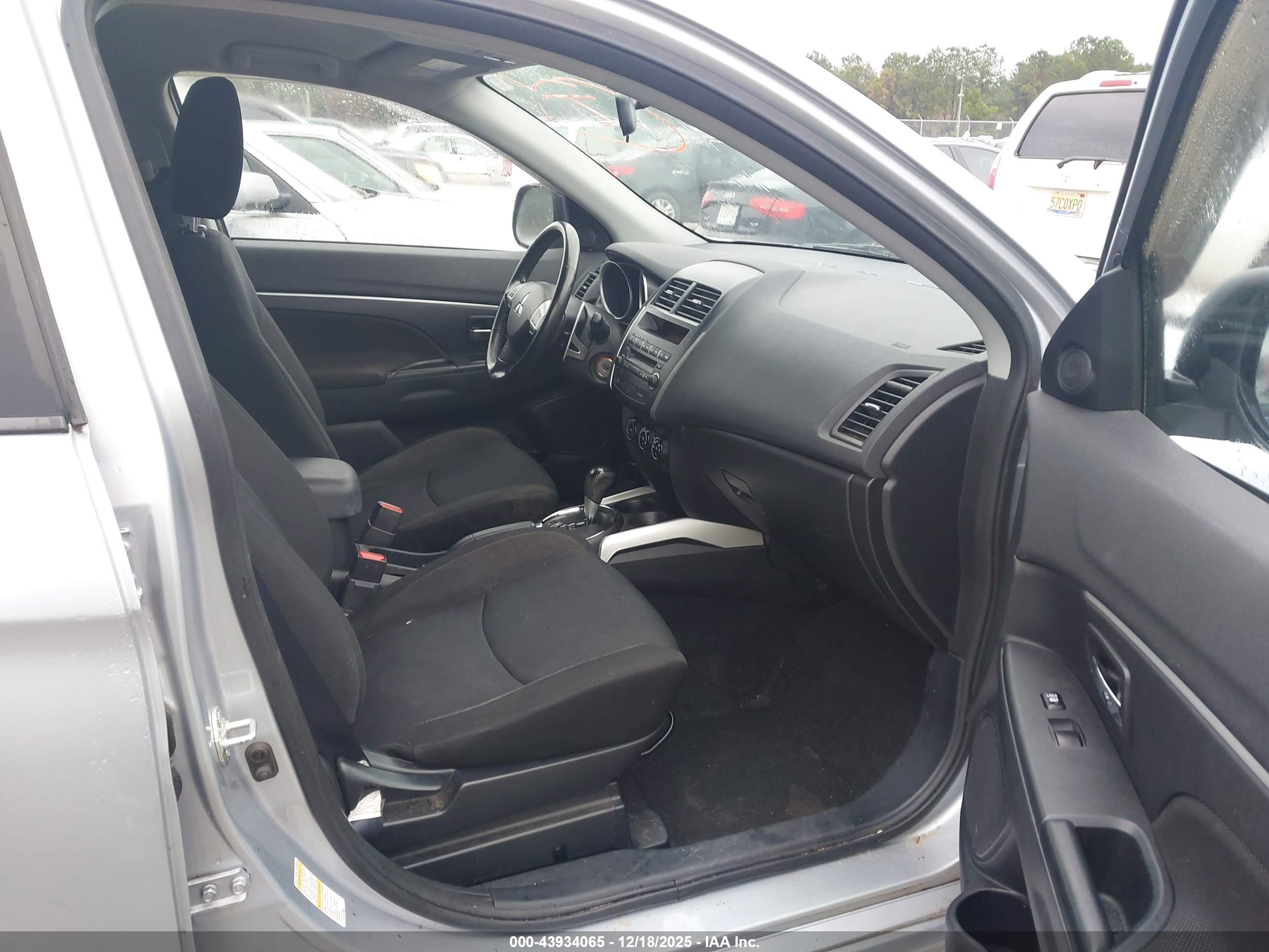 MITSUBISHI OUTLANDER image 5