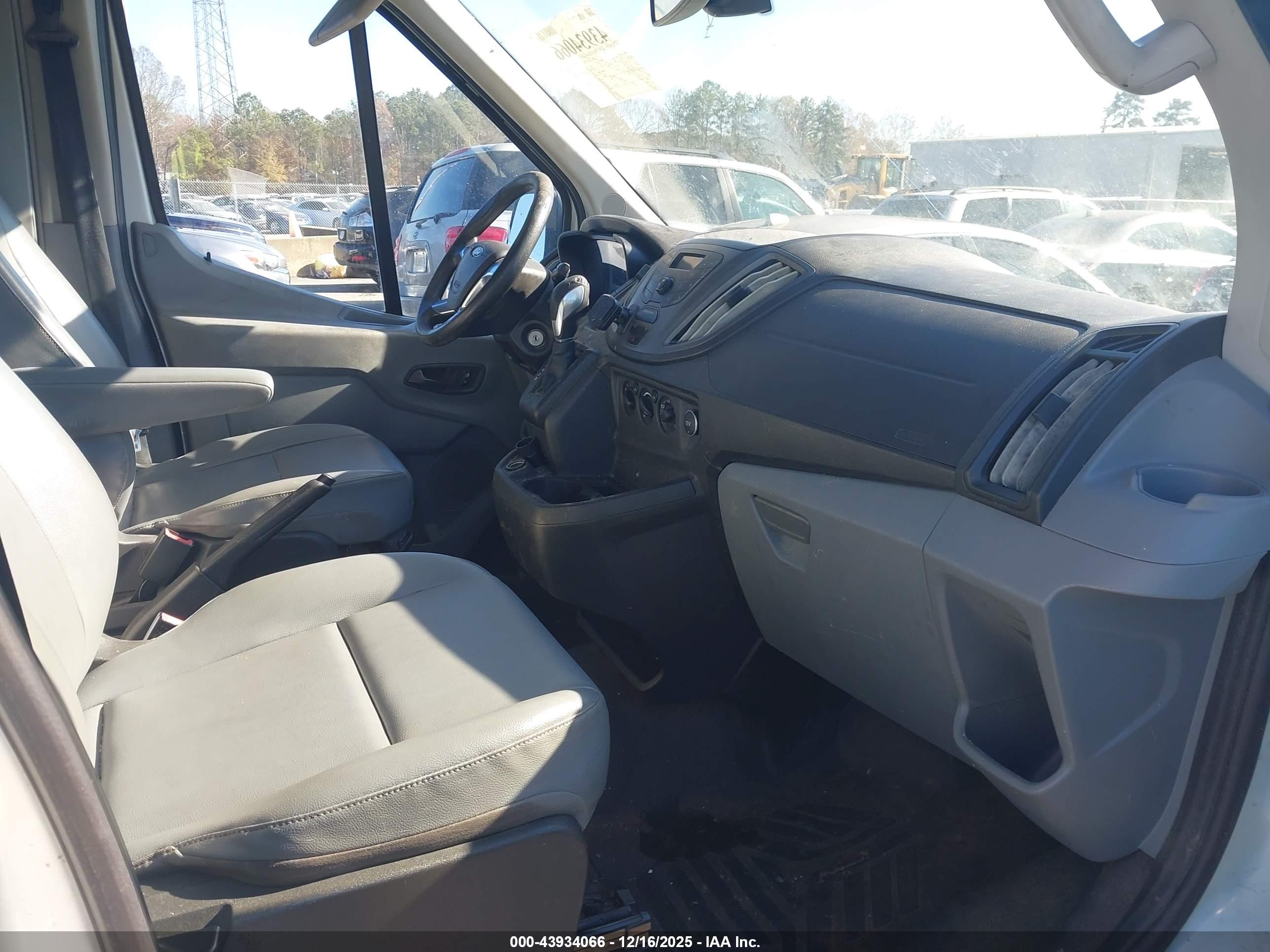 FORD TRANSIT-150 image 5