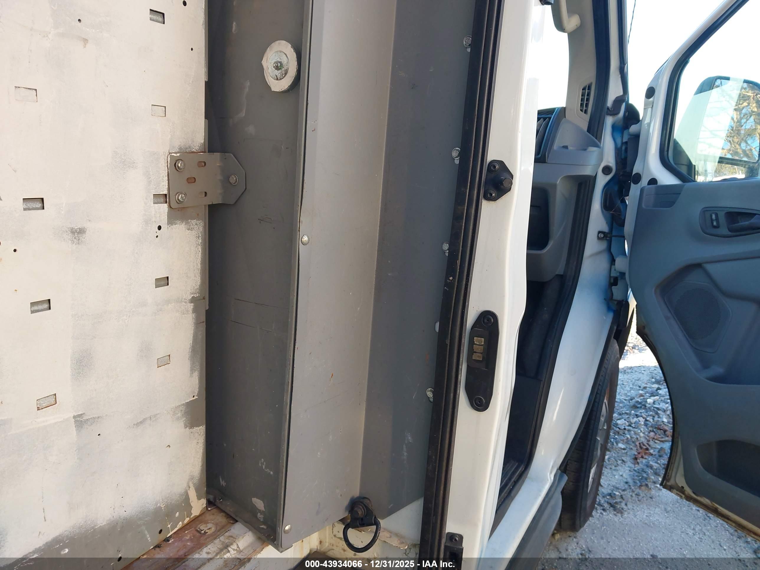 FORD TRANSIT-150 image 8