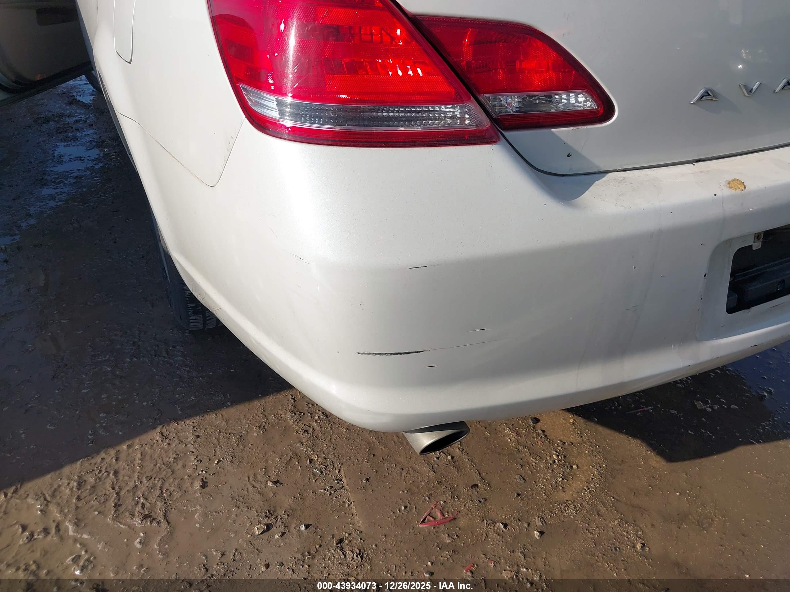 TOYOTA AVALON image 6
