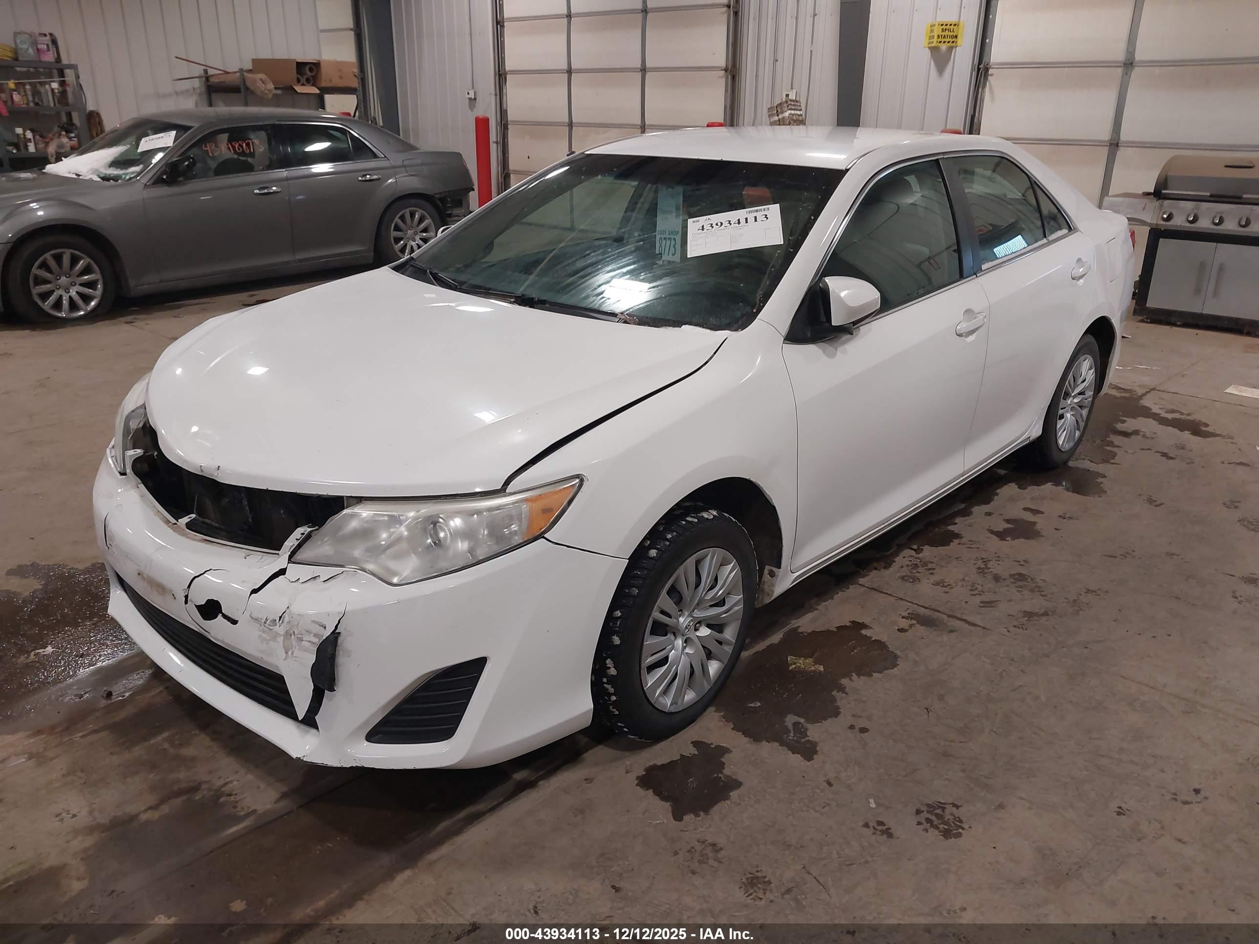 TOYOTA CAMRY image 2