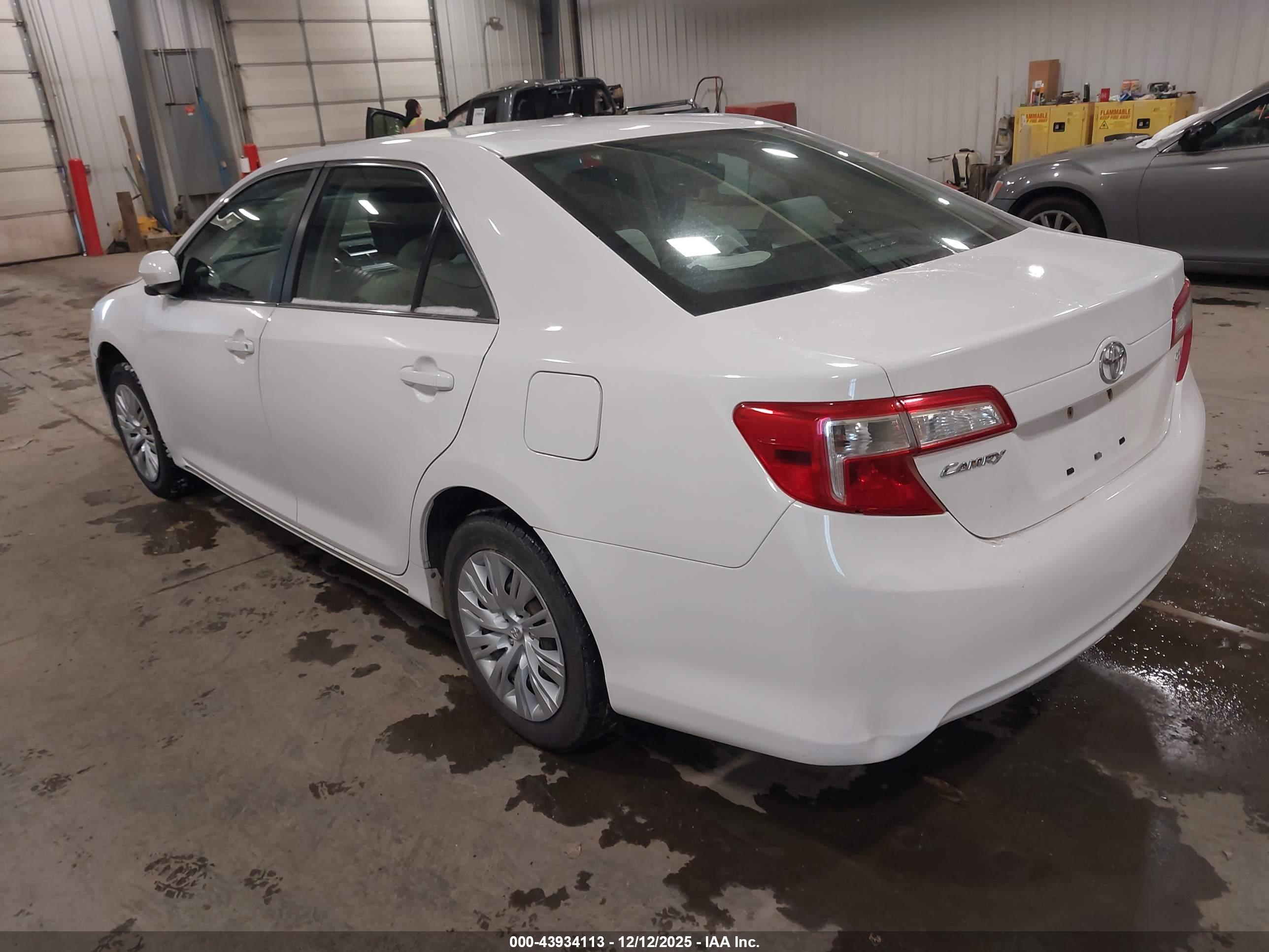 TOYOTA CAMRY image 3