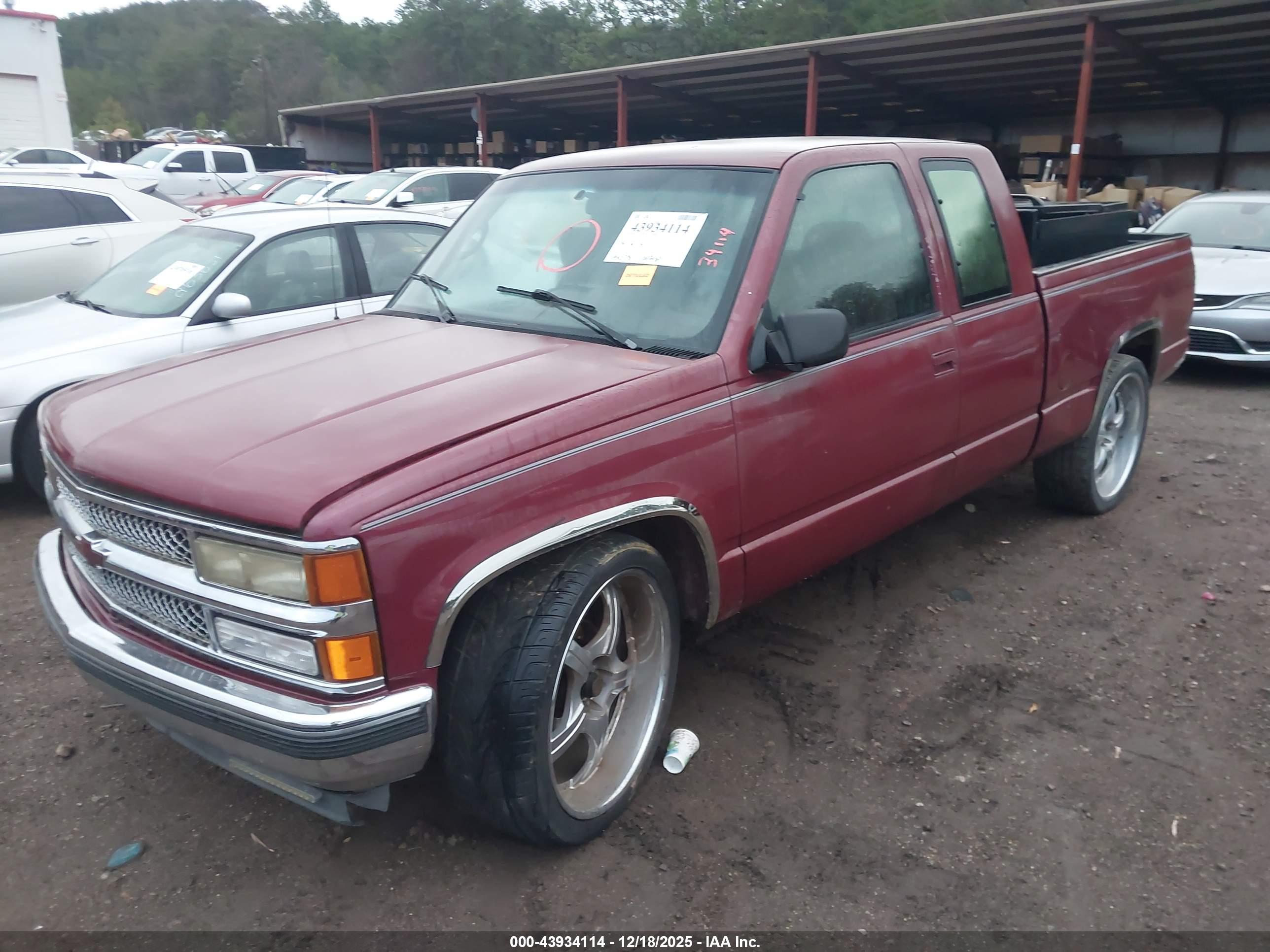 CHEVROLET GMT-400 image 2