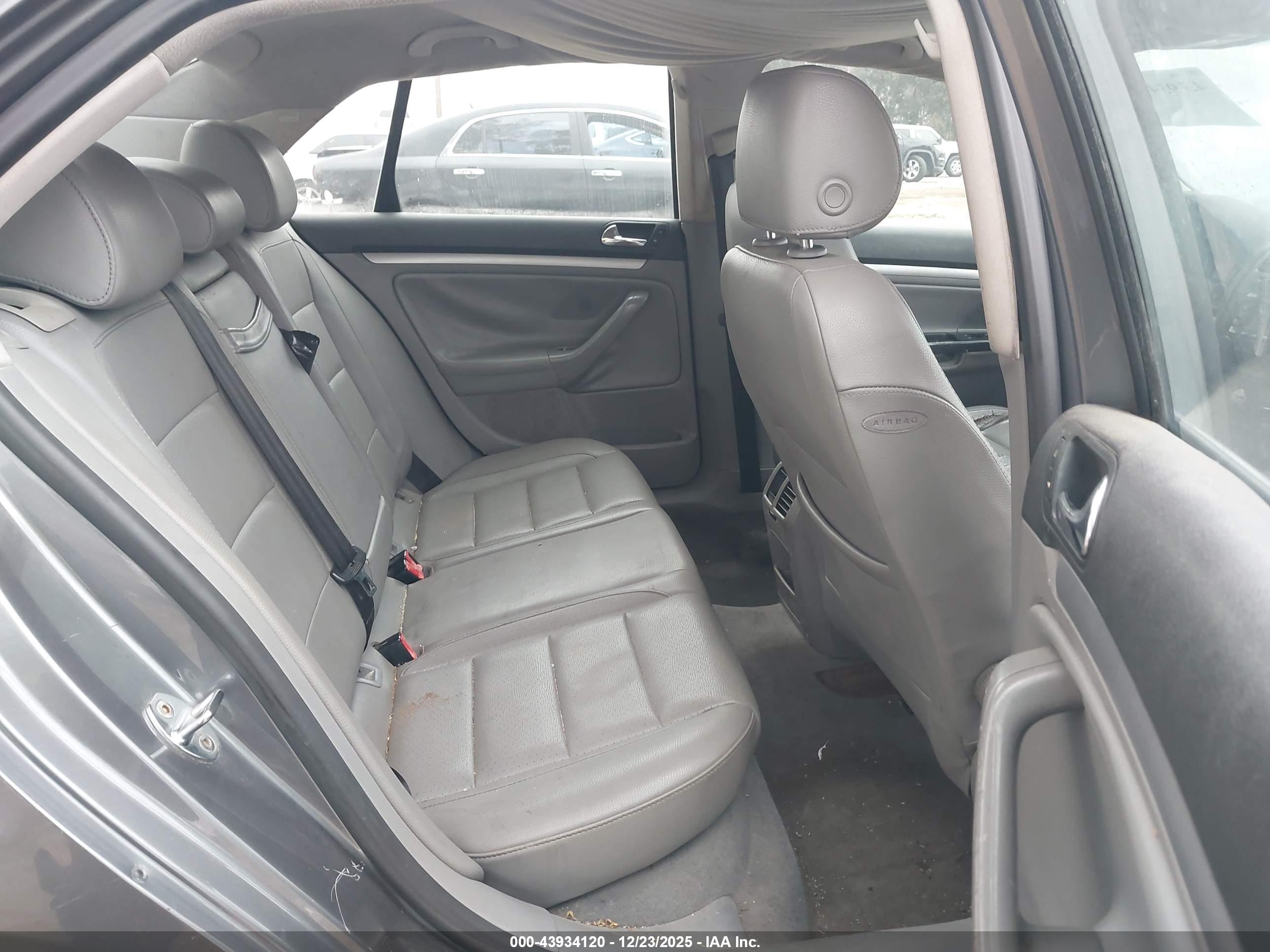 VOLKSWAGEN JETTA image 8