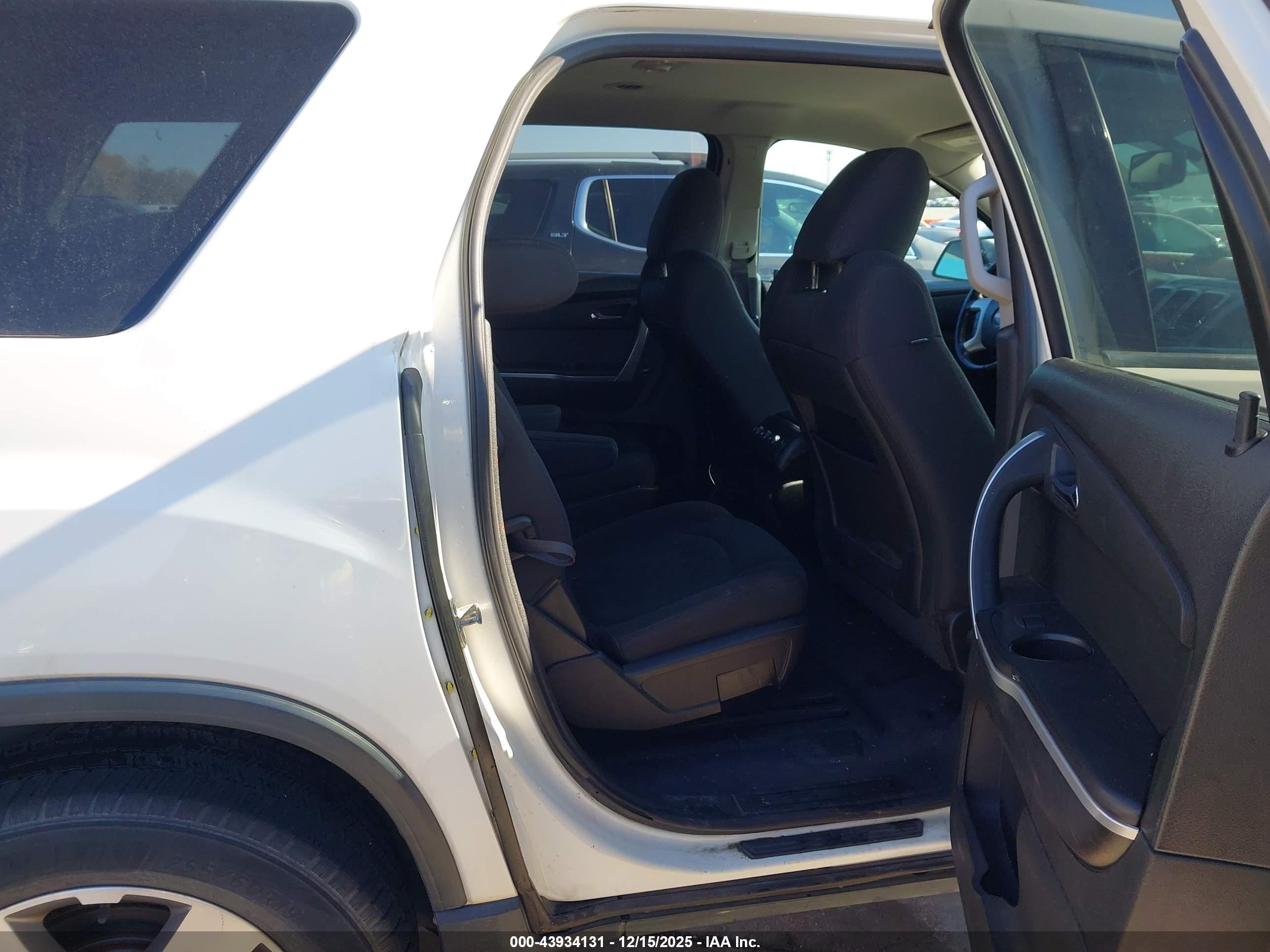 GMC ACADIA image 8
