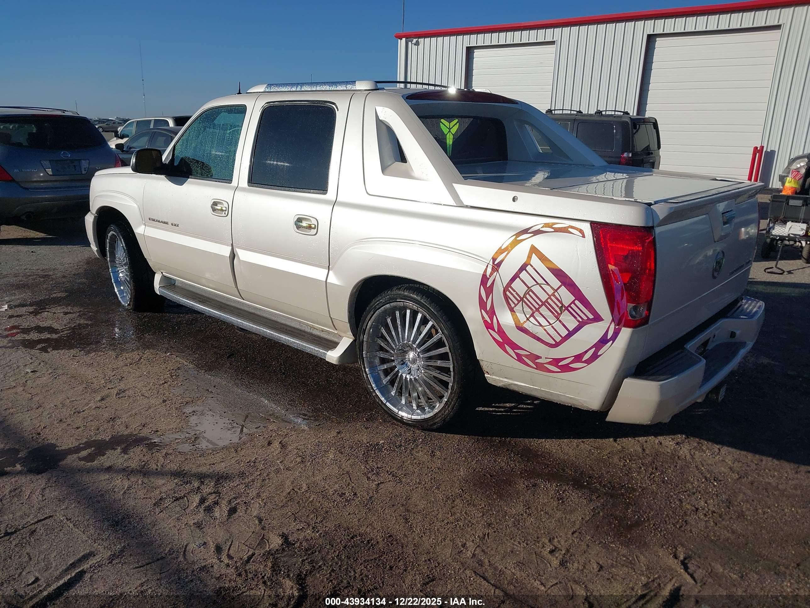 CADILLAC ESCALADE image 3