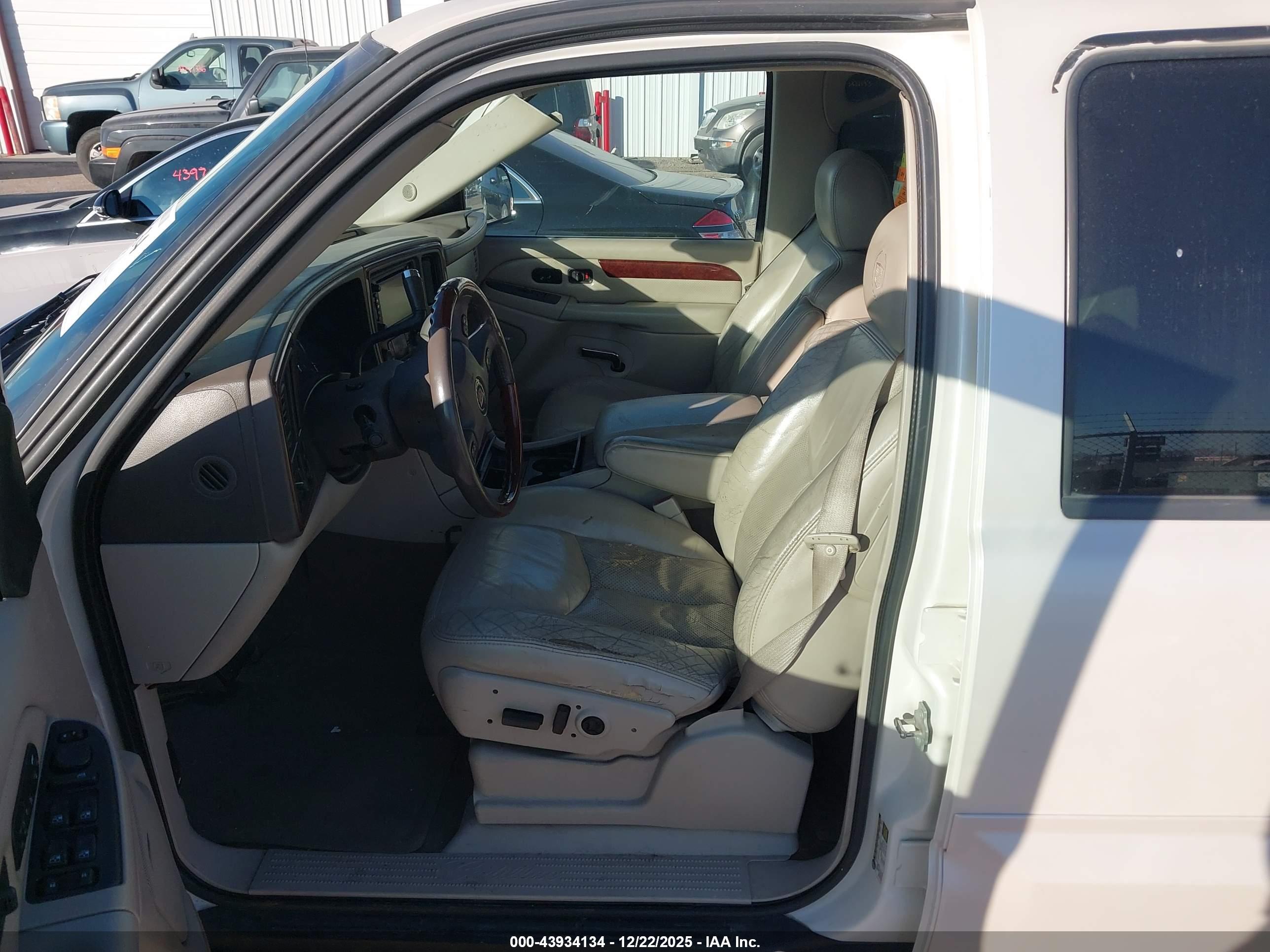 CADILLAC ESCALADE image 5