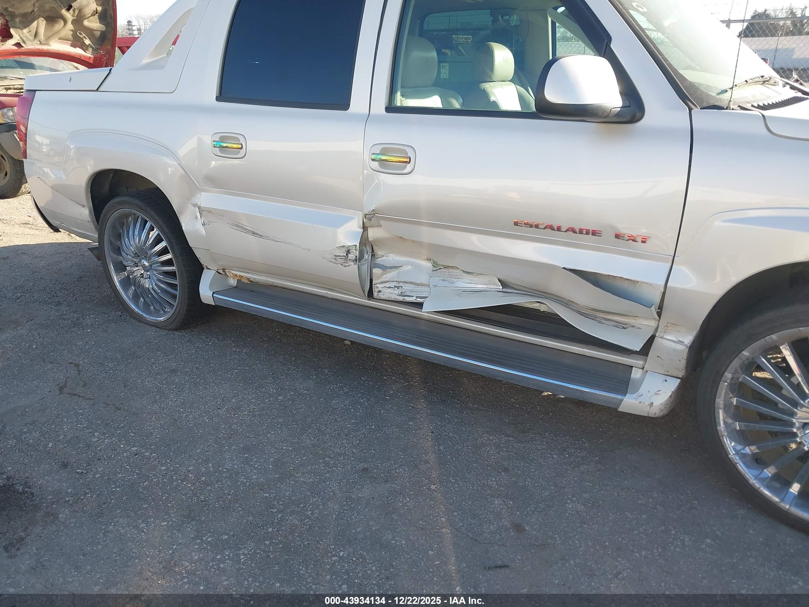 CADILLAC ESCALADE image 6