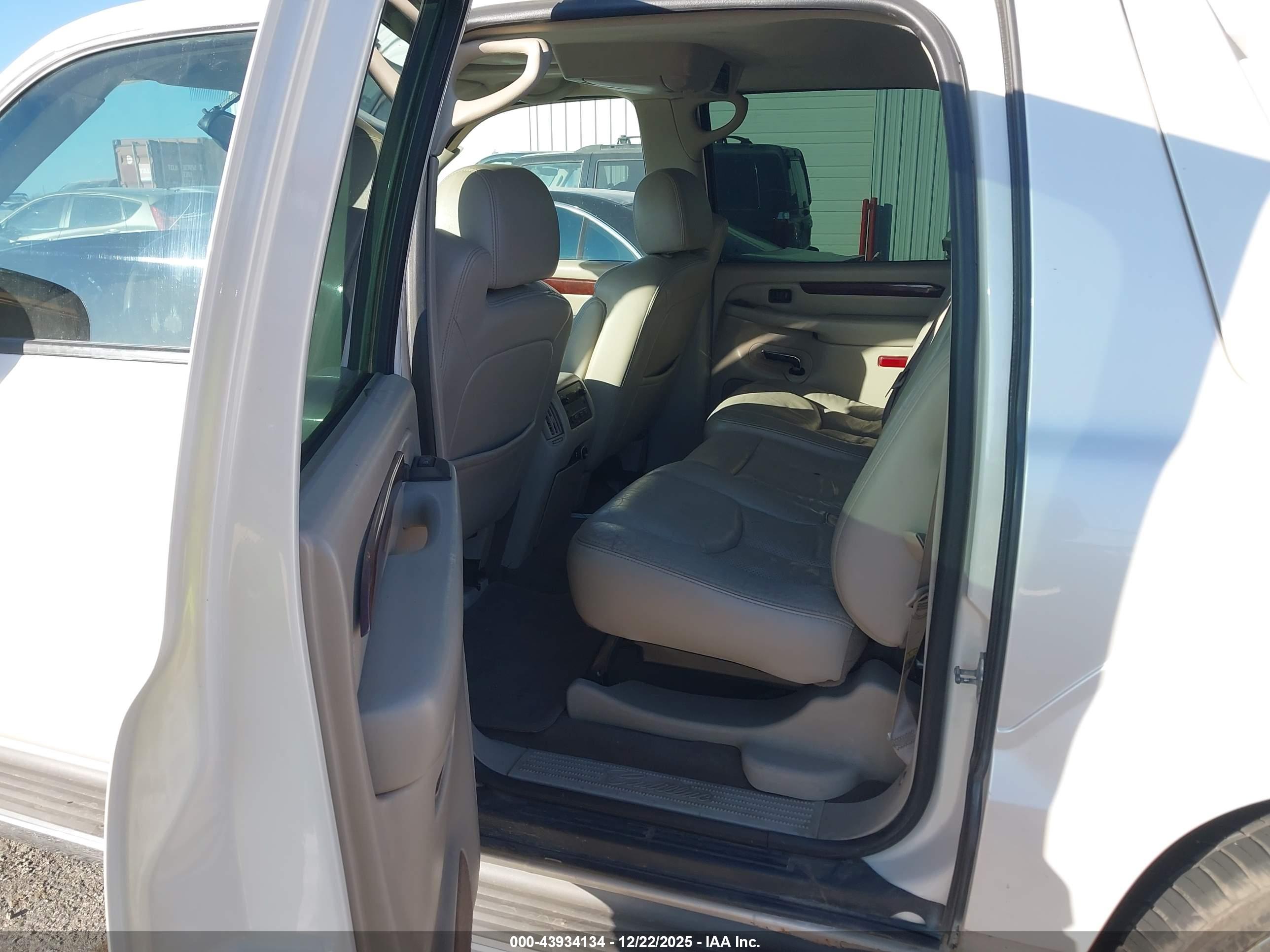 CADILLAC ESCALADE image 8