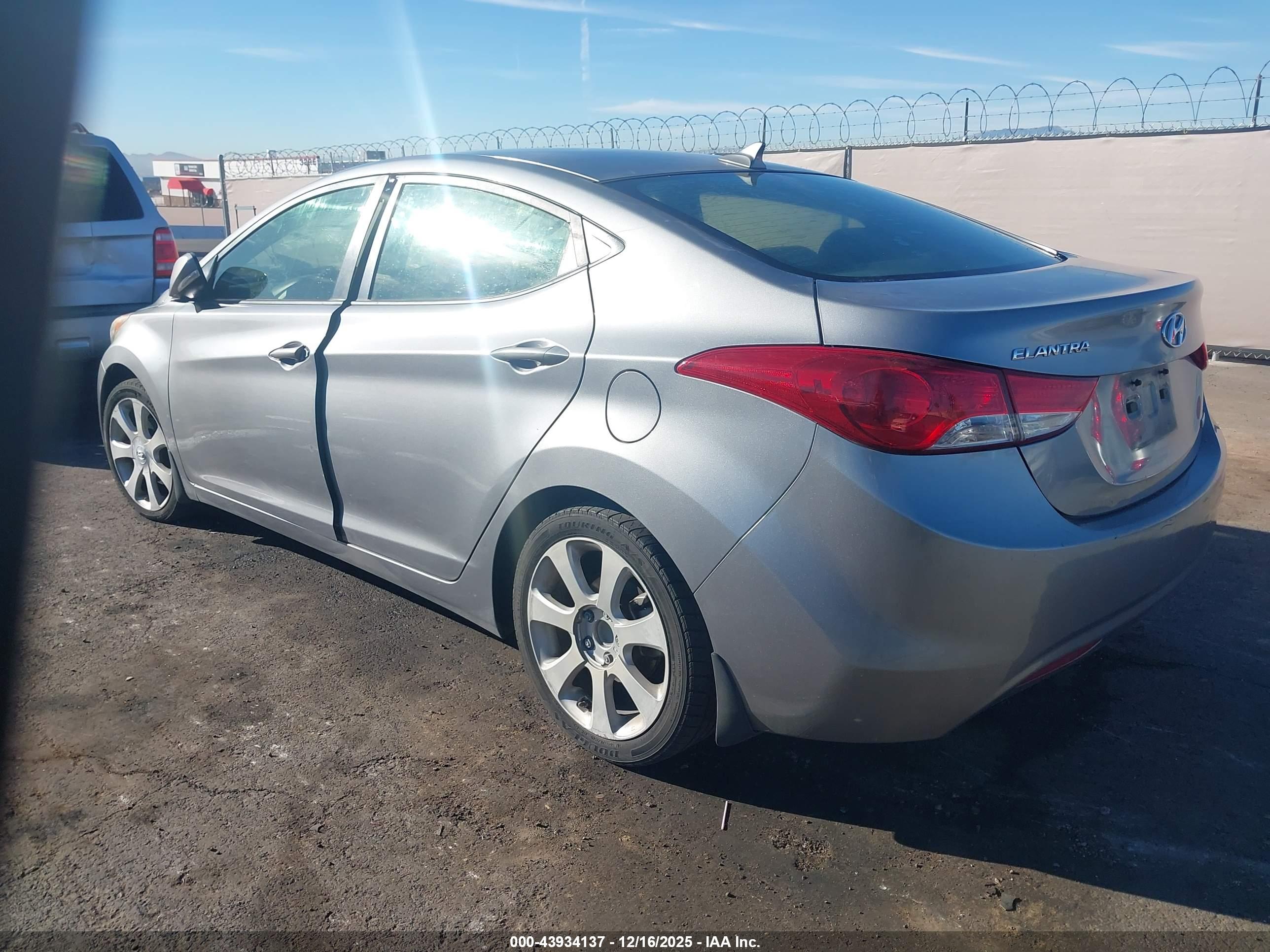 HYUNDAI ELANTRA image 3