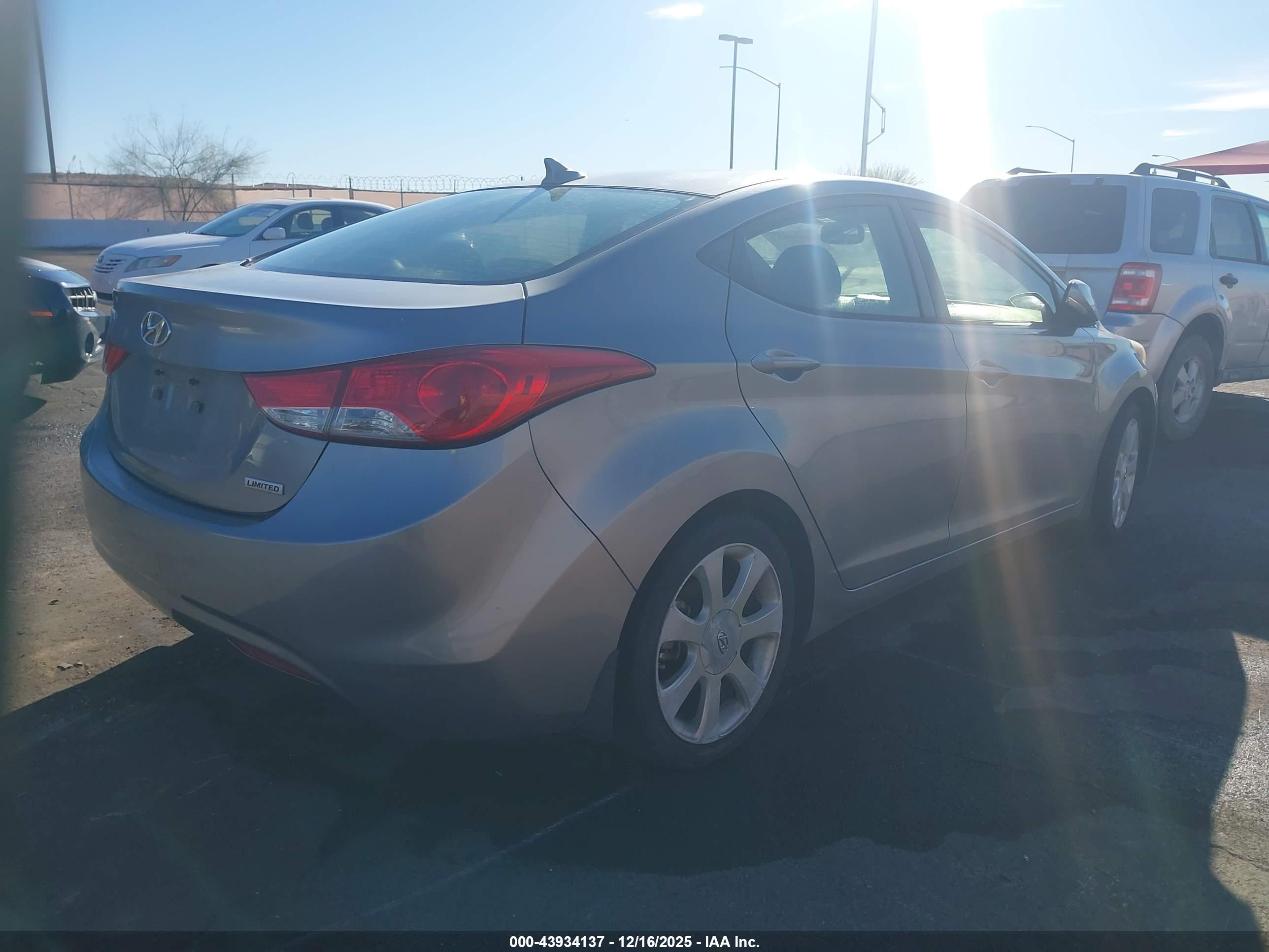 HYUNDAI ELANTRA image 4