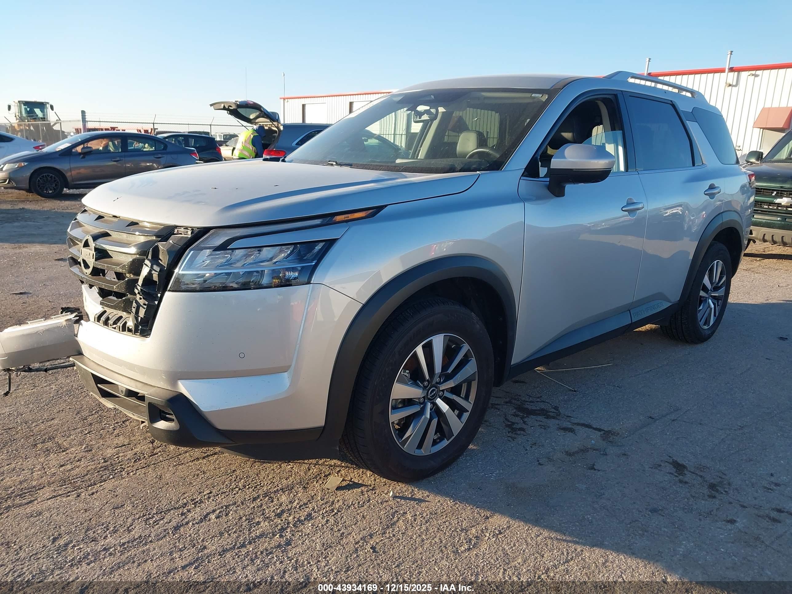 NISSAN PATHFINDER image 2