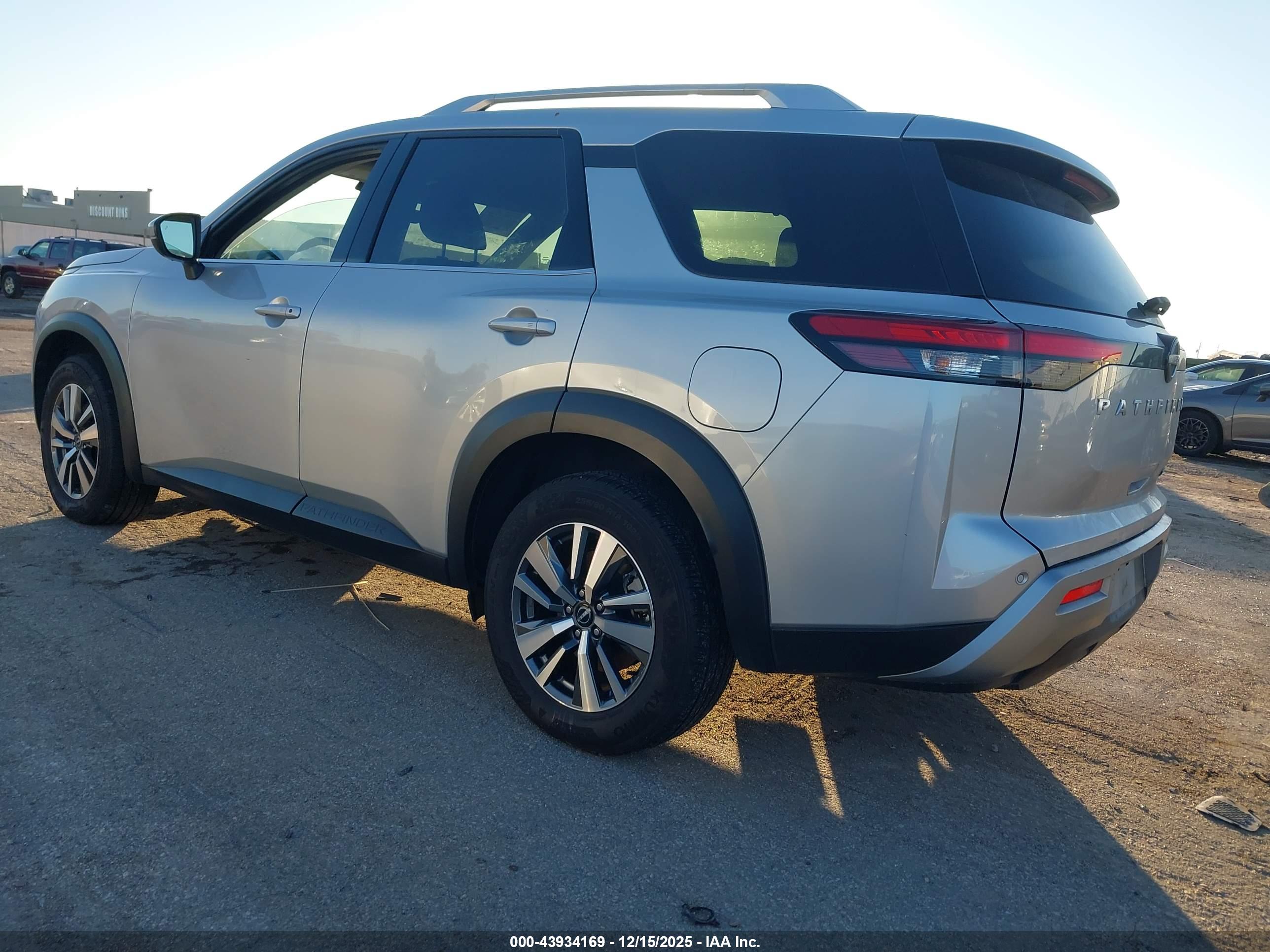 NISSAN PATHFINDER image 3