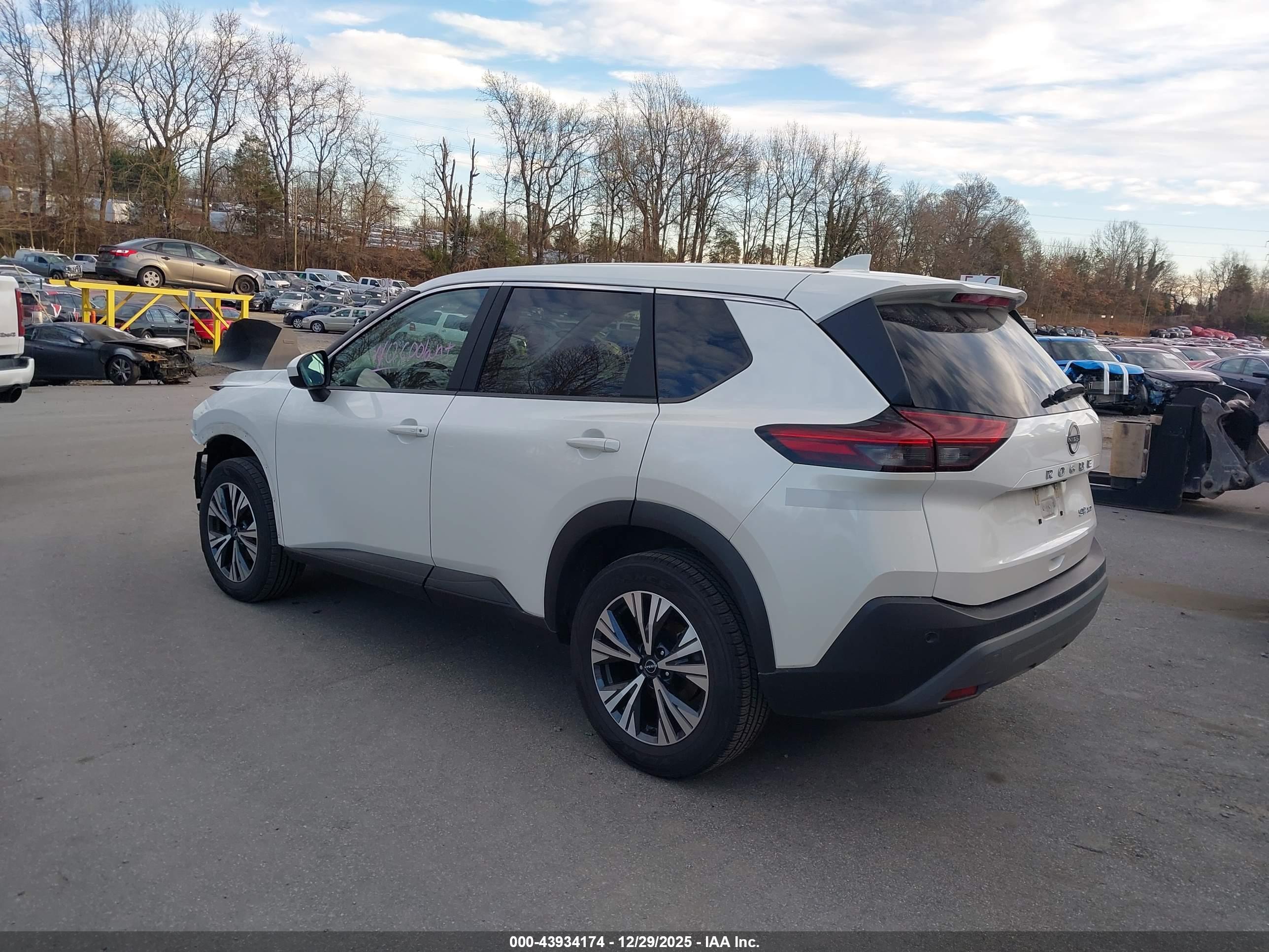 NISSAN ROGUE image 3