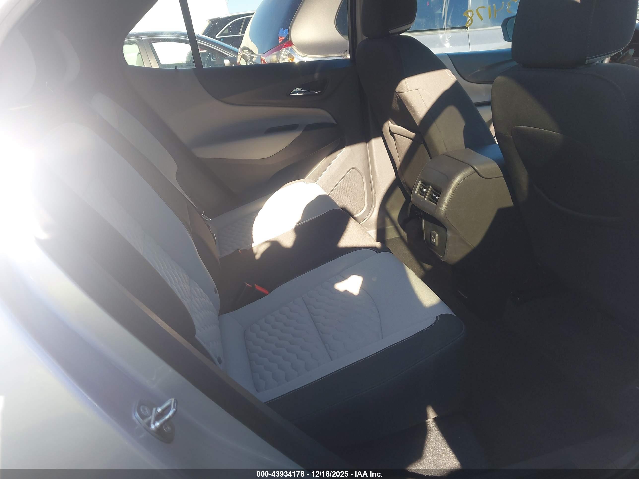 CHEVROLET EQUINOX image 8