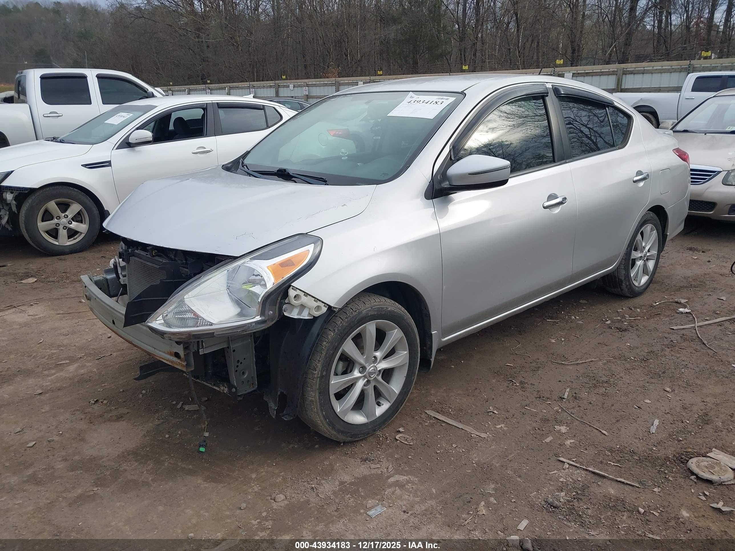 NISSAN VERSA image 2