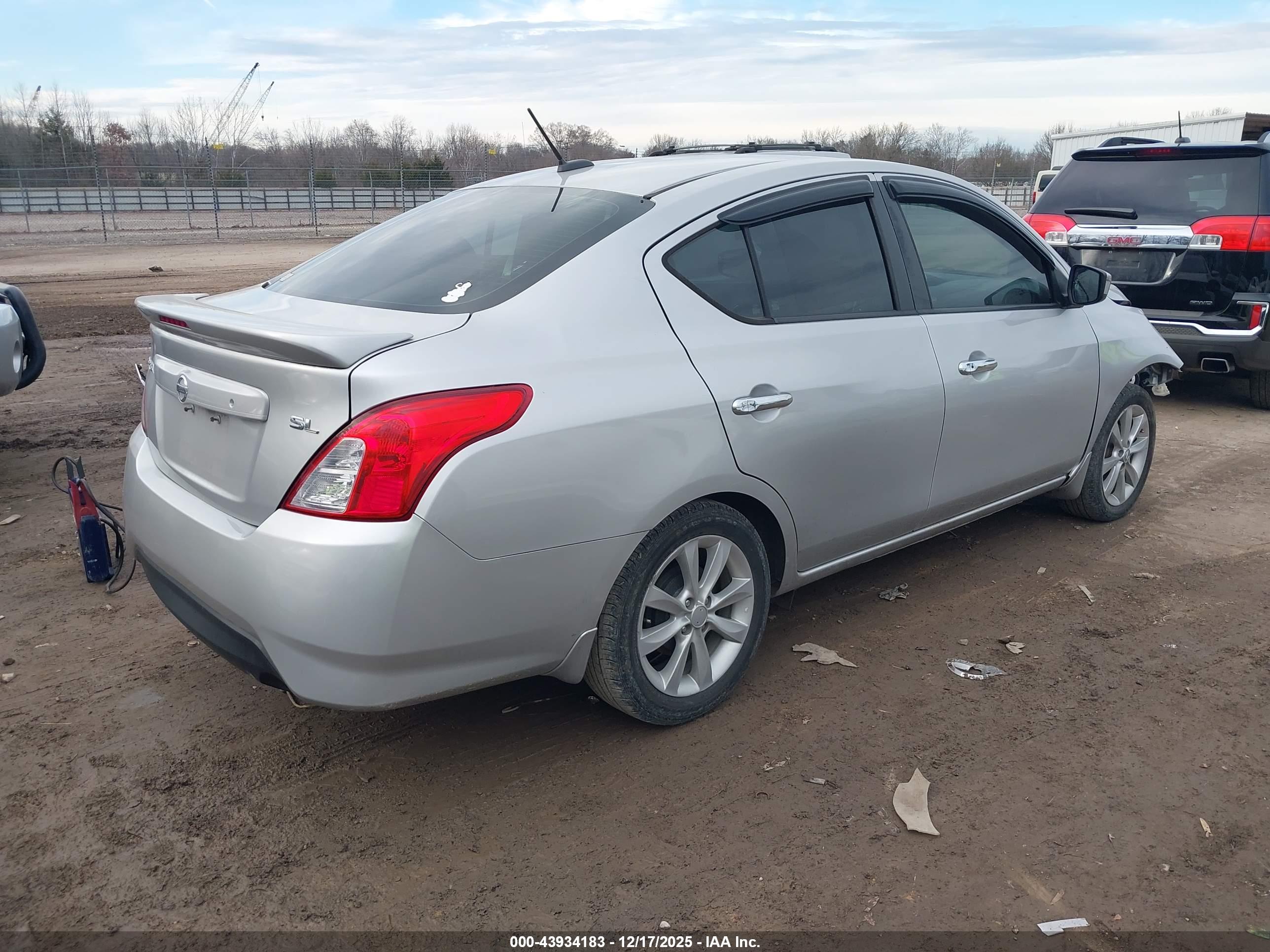 NISSAN VERSA image 4