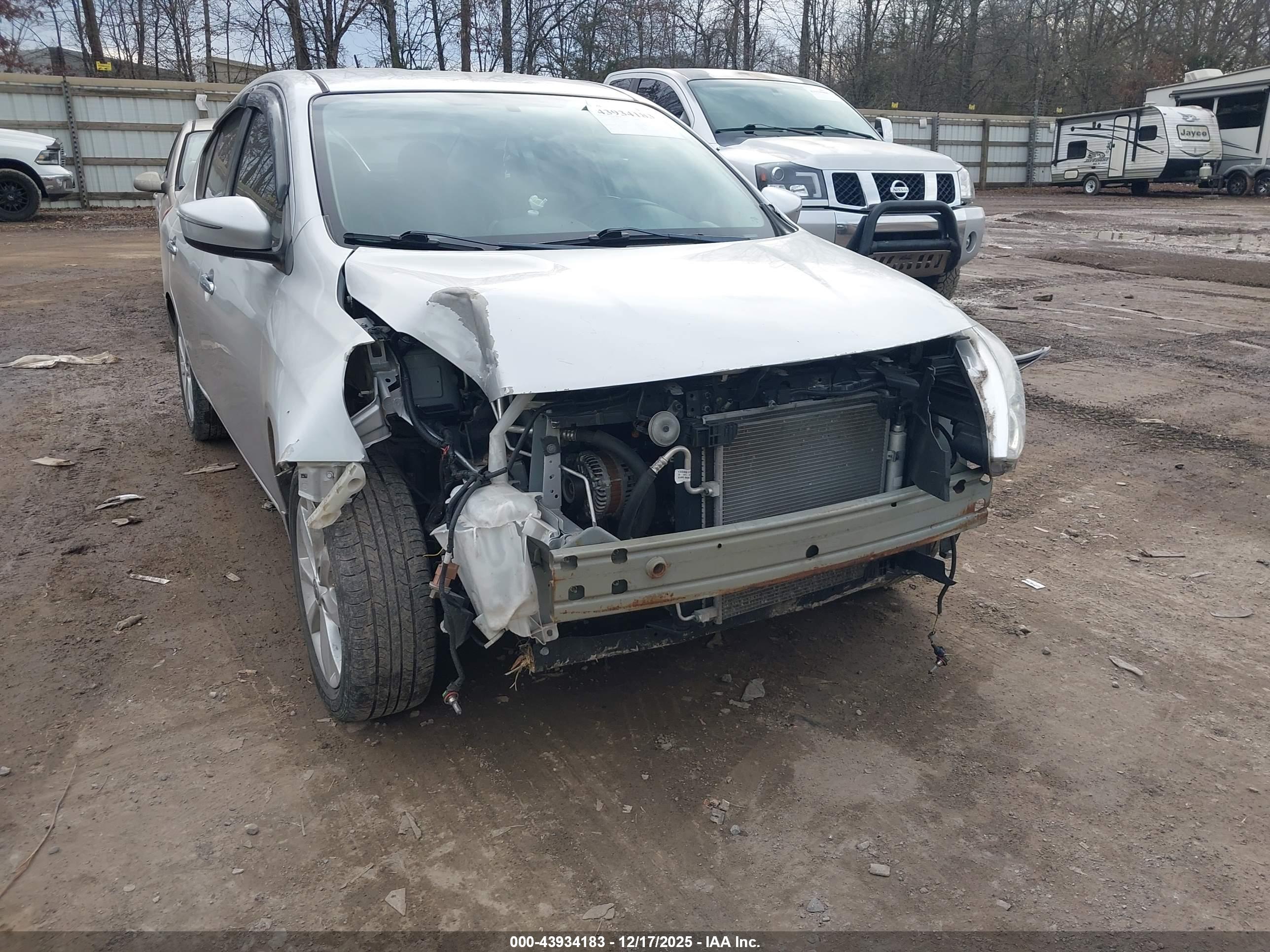 NISSAN VERSA image 6