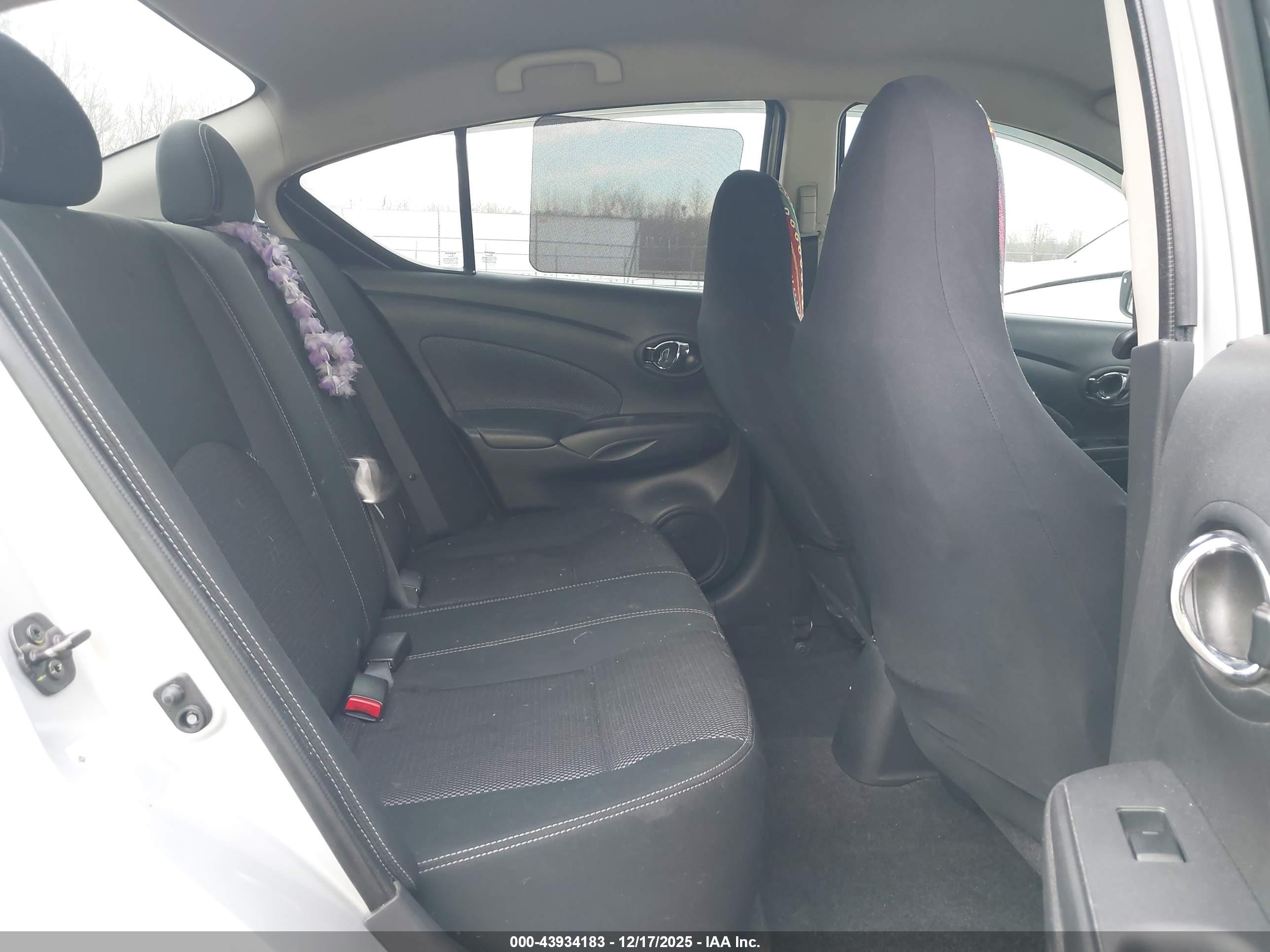 NISSAN VERSA image 8