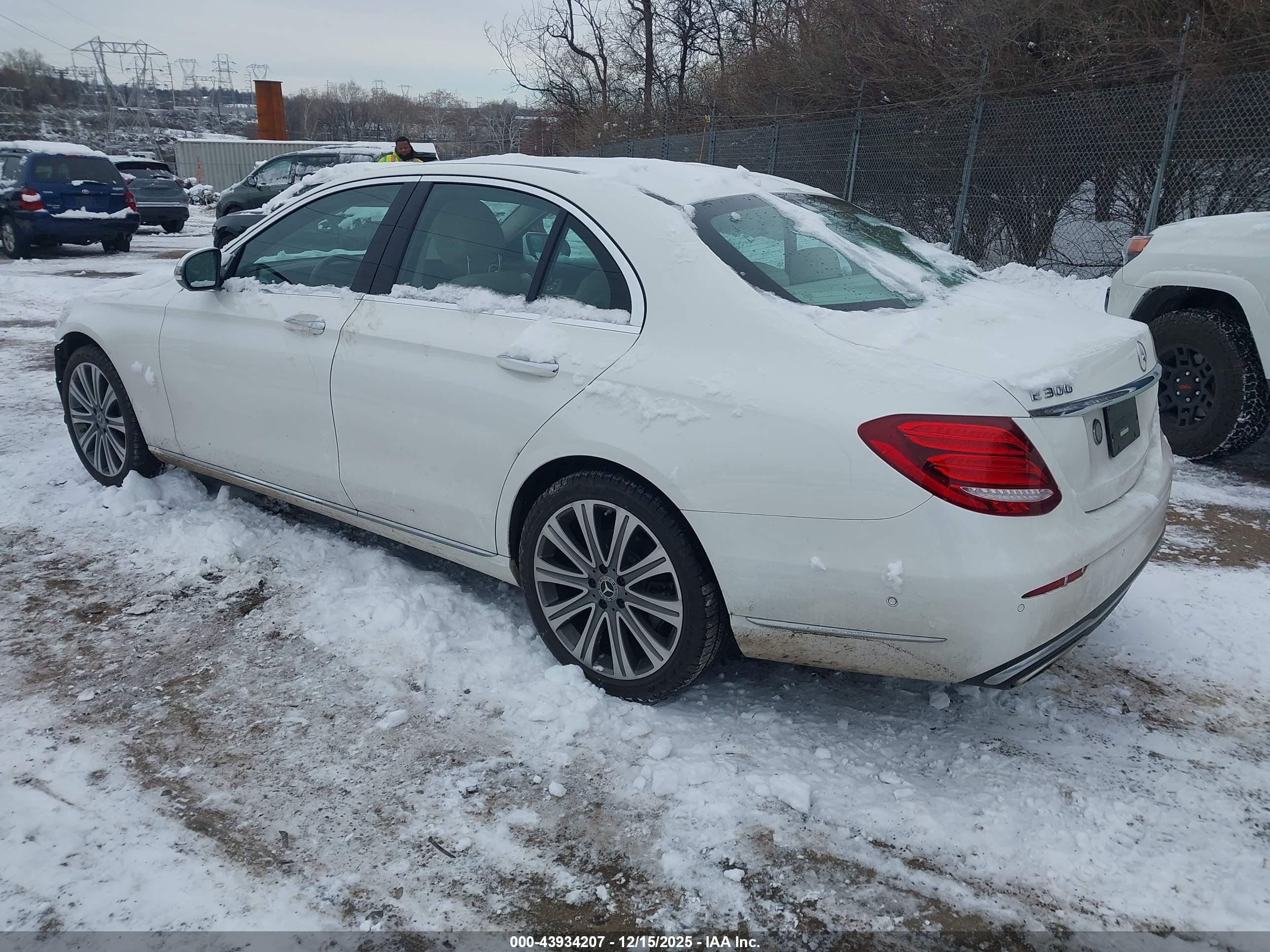MERCEDES-BENZ E image 3