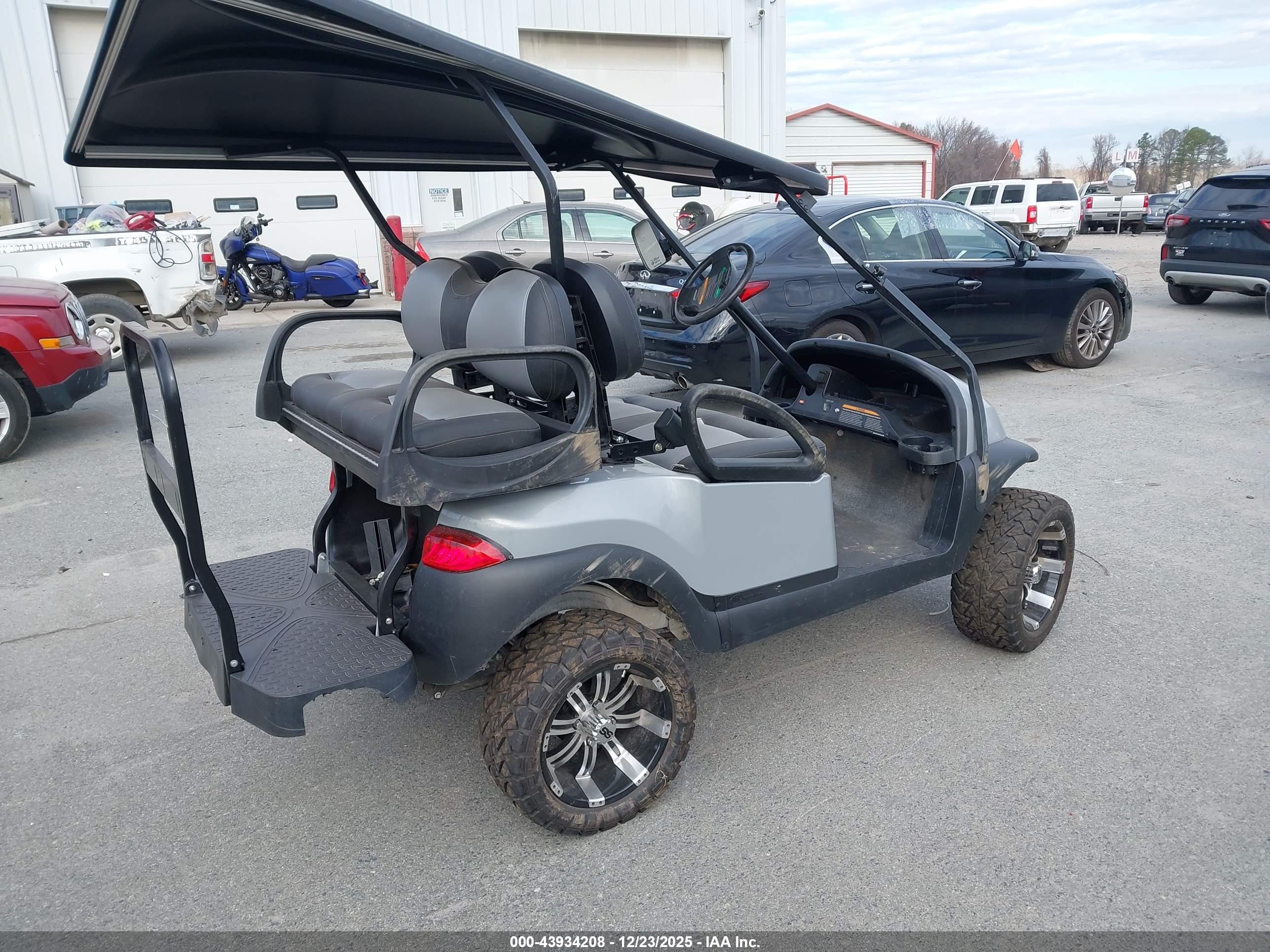 CLUB CAR image 4