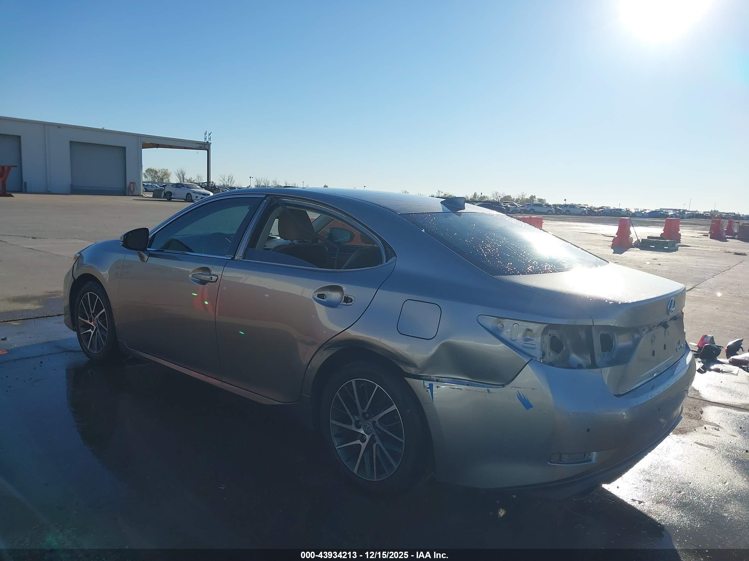 LEXUS ES image 3