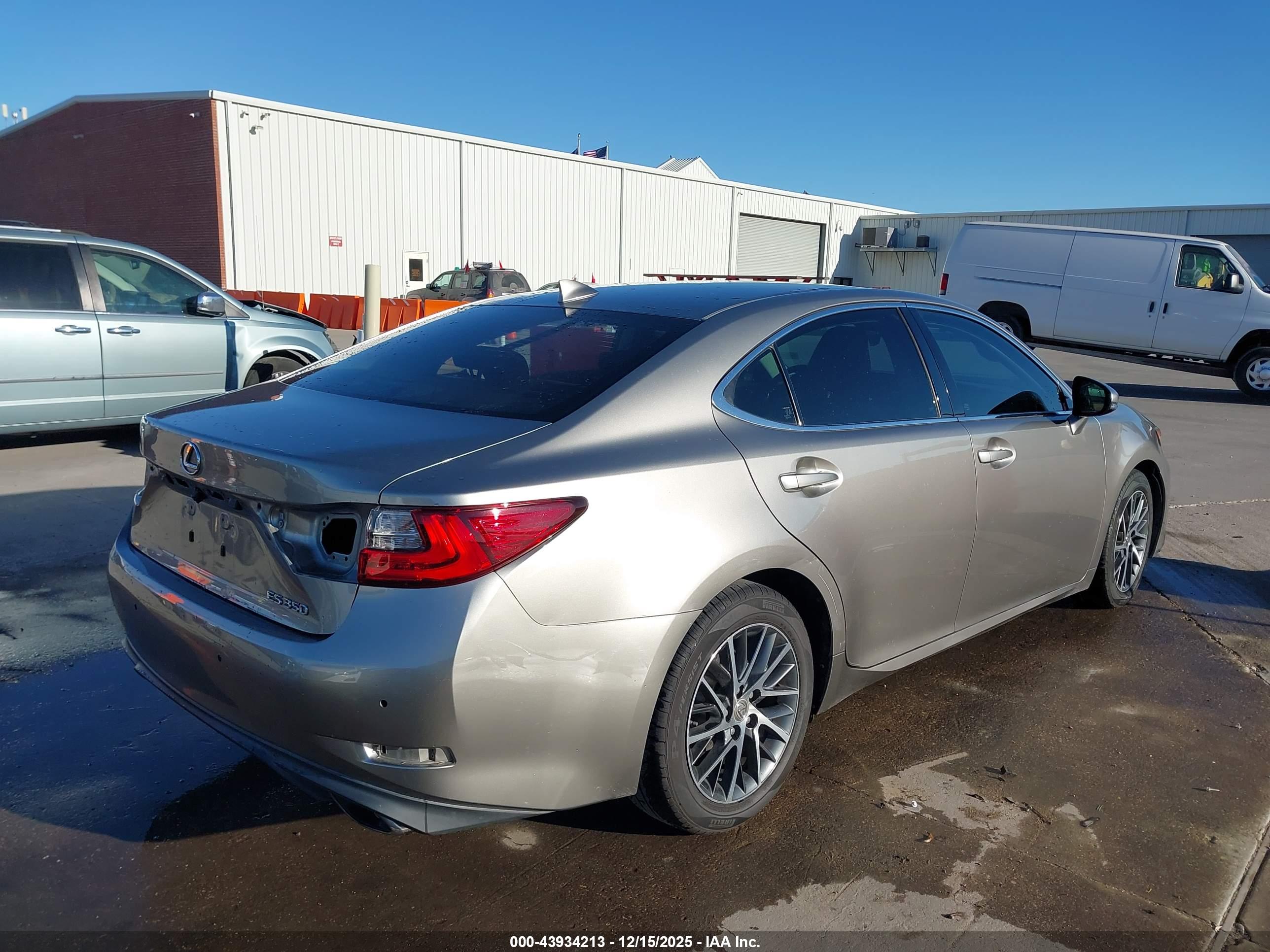 LEXUS ES image 4