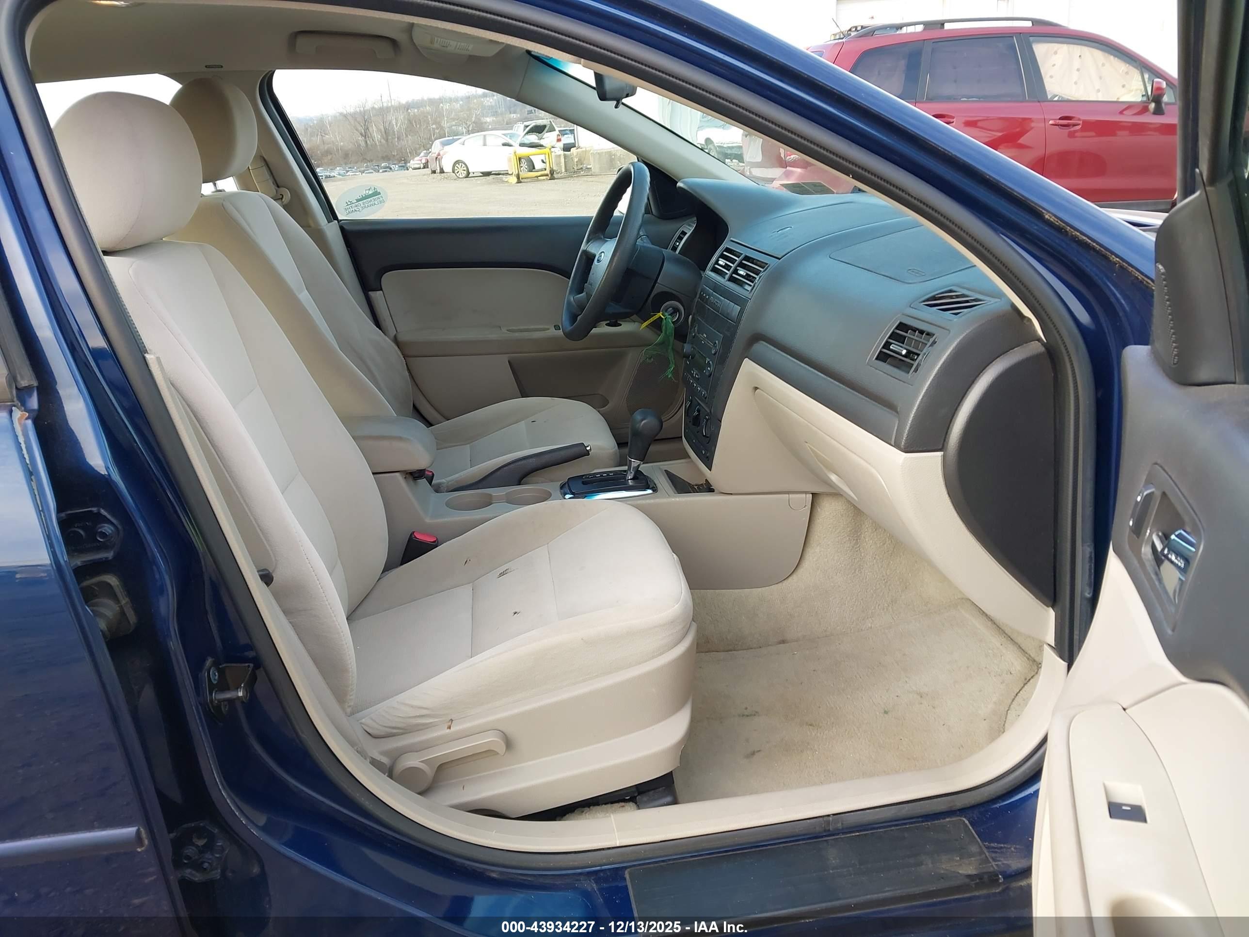 FORD FUSION image 5