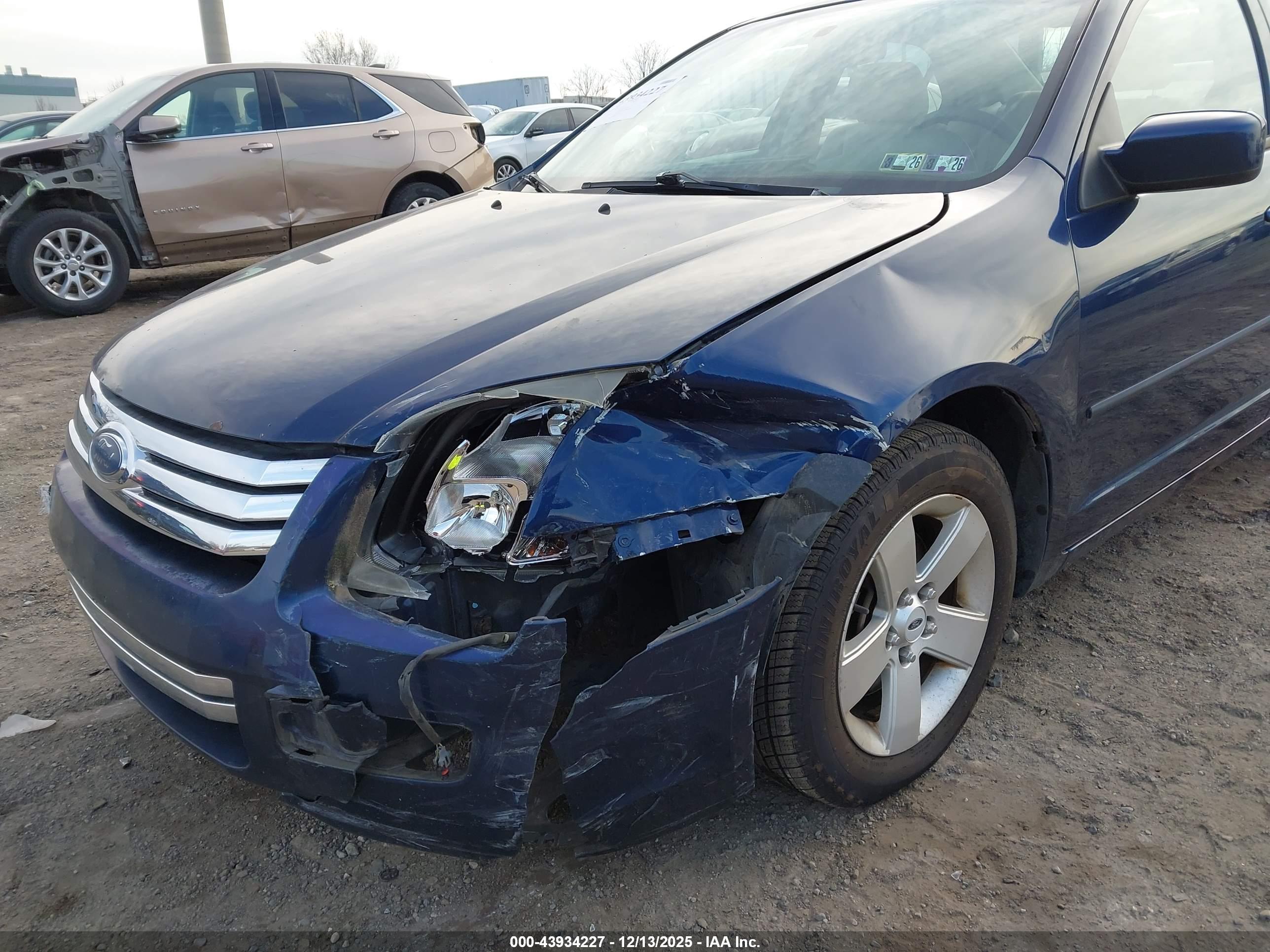 FORD FUSION image 6