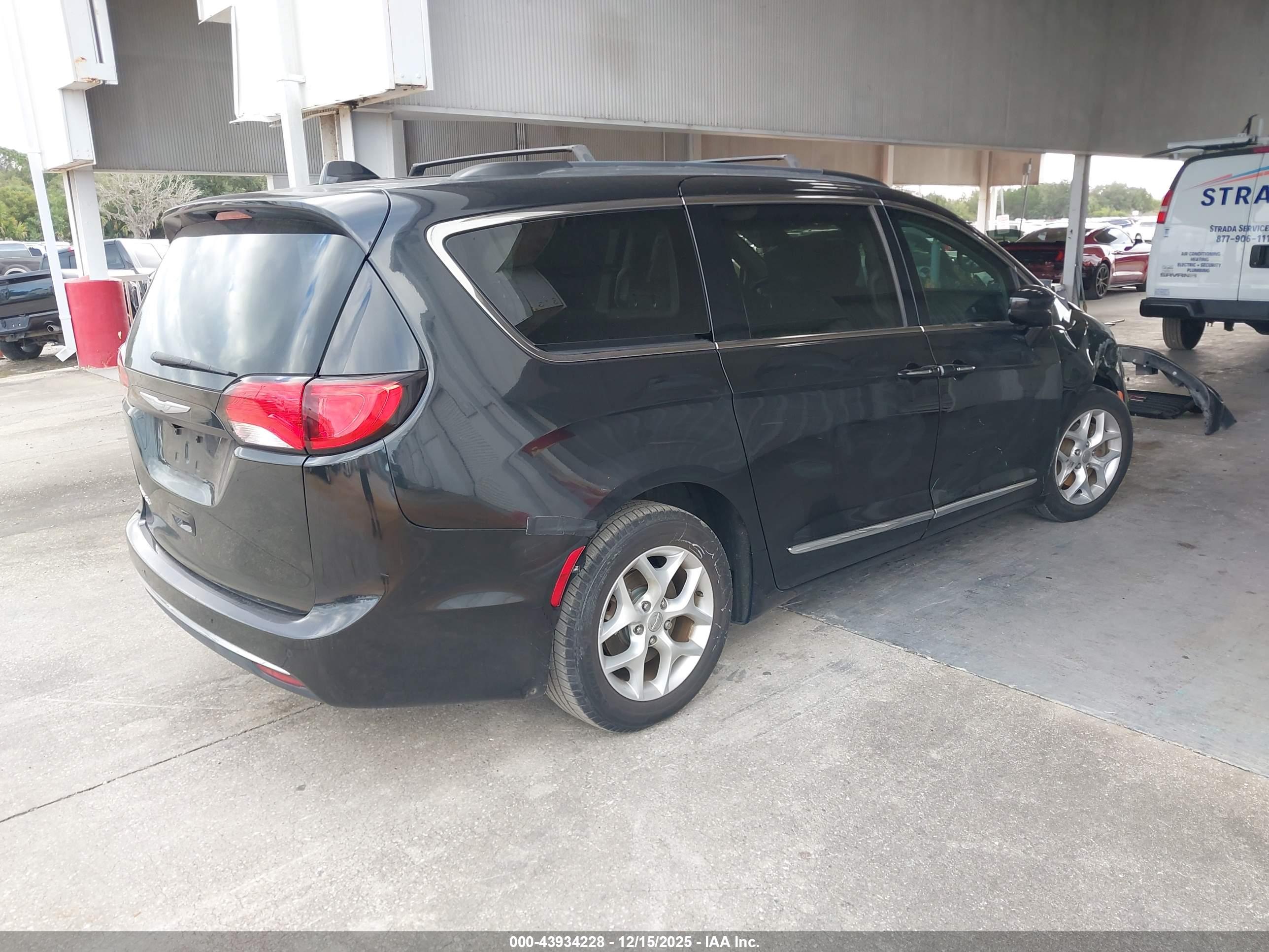 CHRYSLER PACIFICA image 4