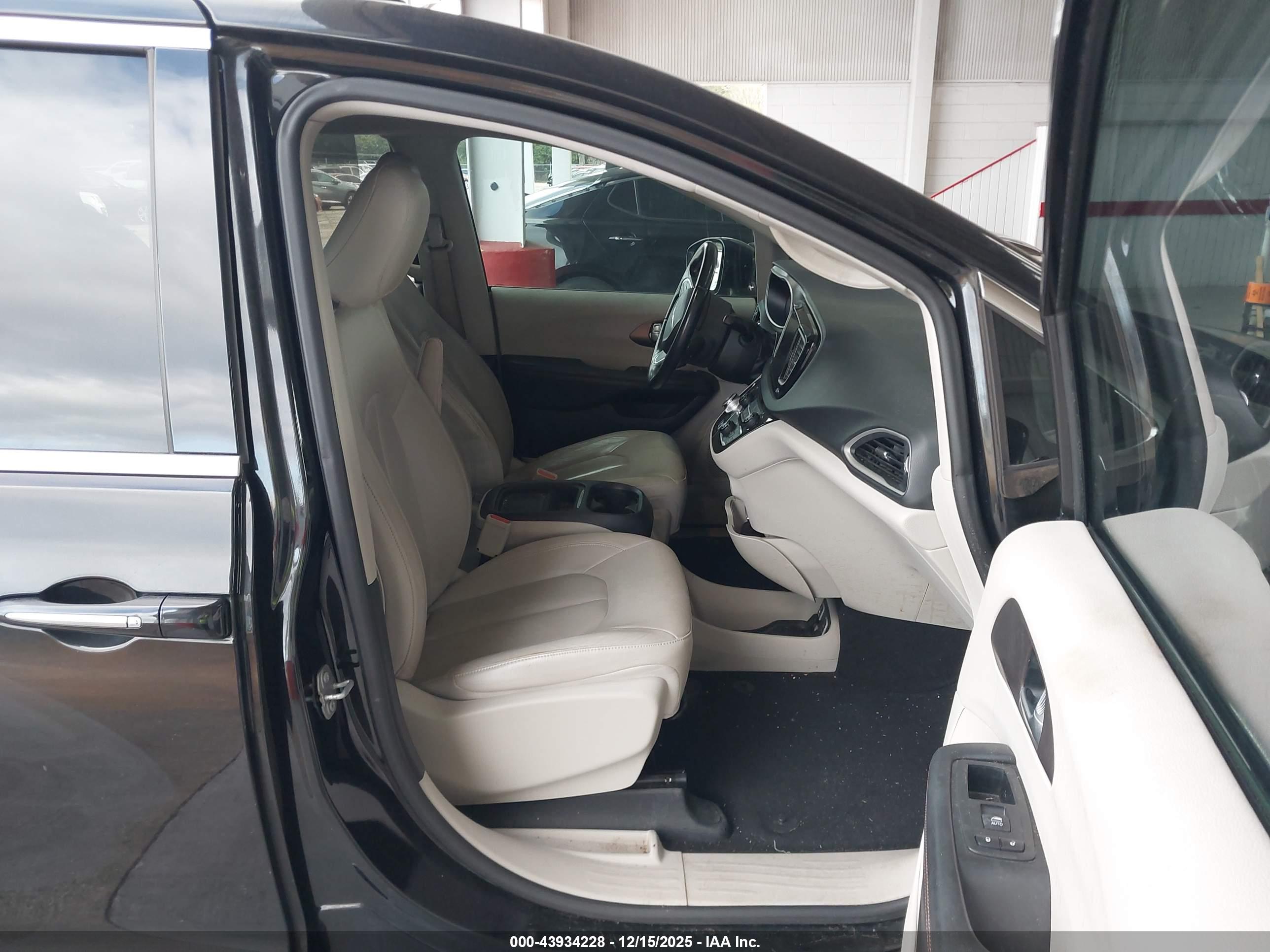 CHRYSLER PACIFICA image 5