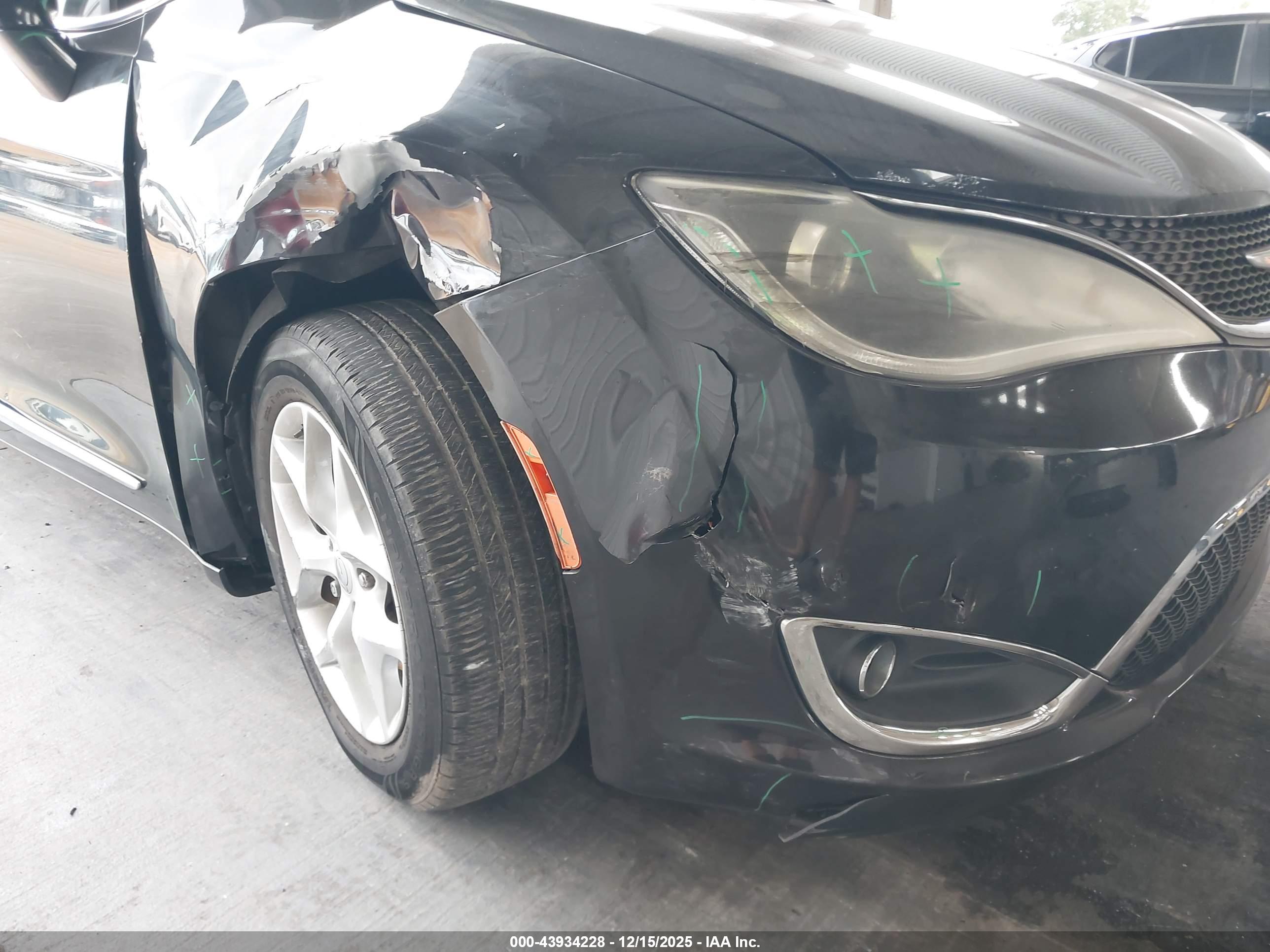 CHRYSLER PACIFICA image 6