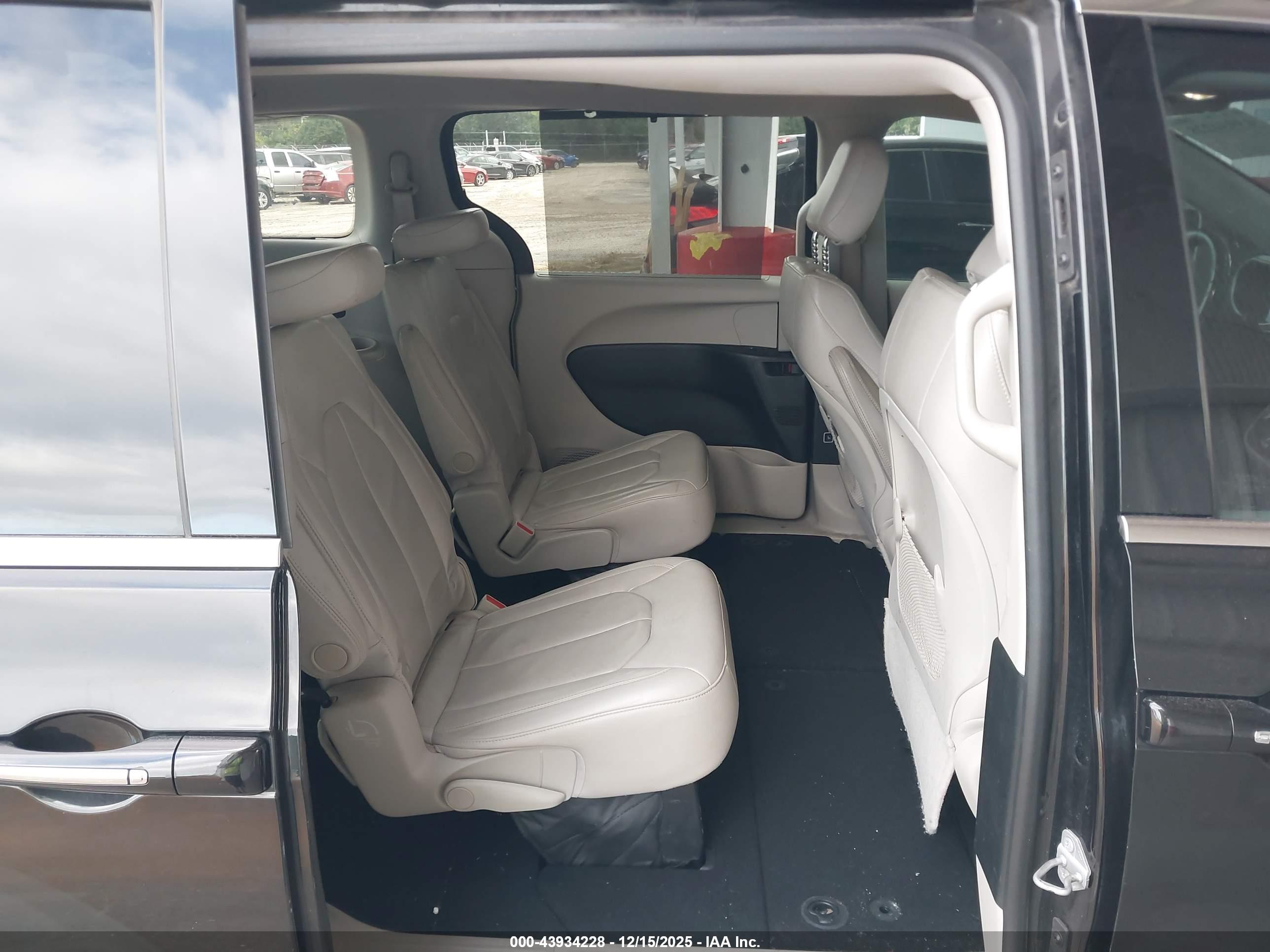 CHRYSLER PACIFICA image 8