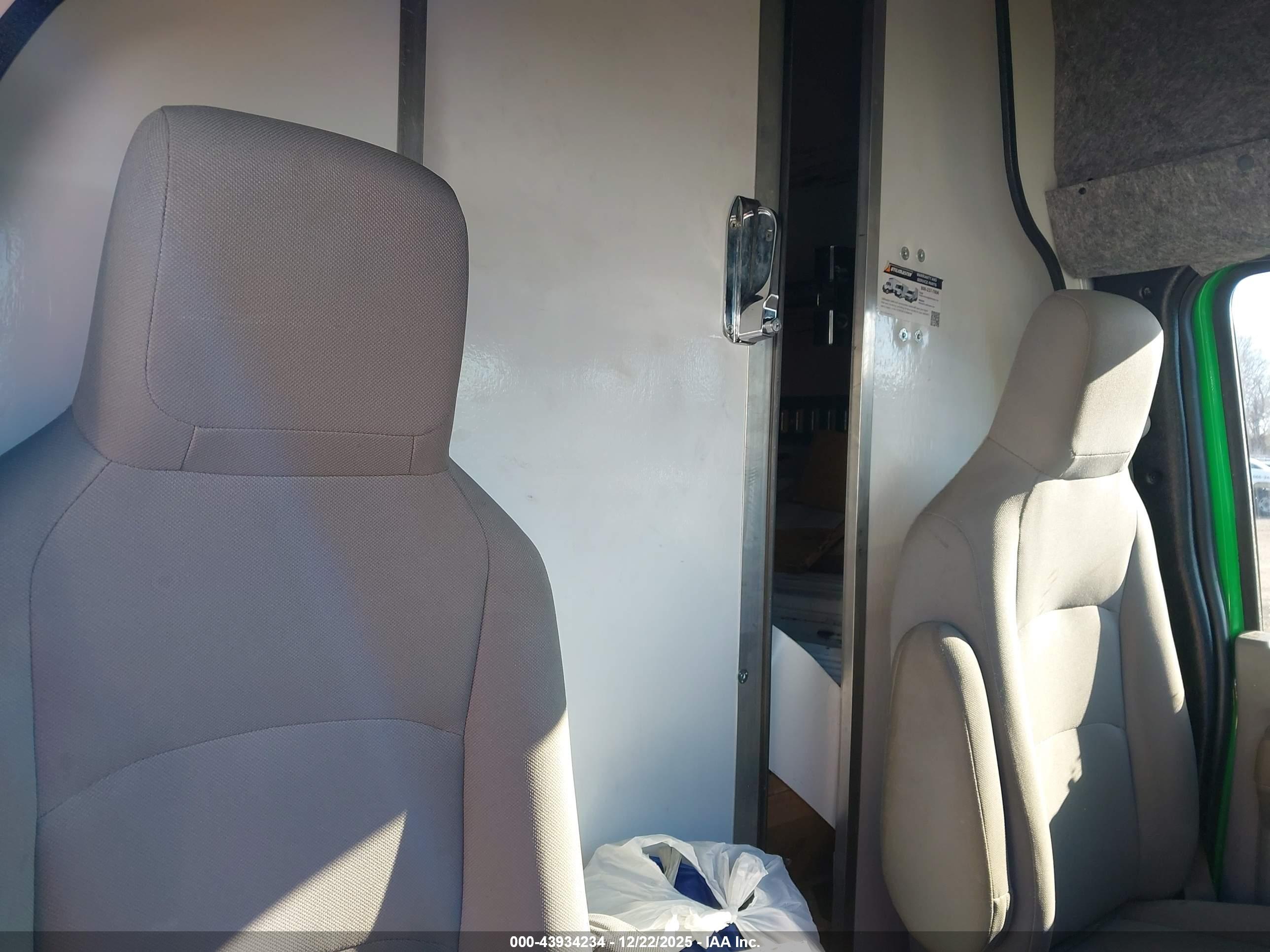 FORD E-350 image 8