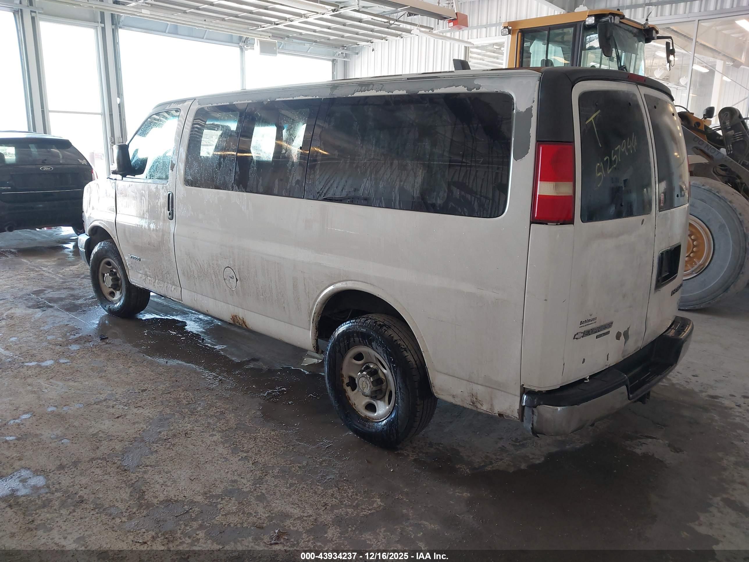 CHEVROLET EXPRESS image 3