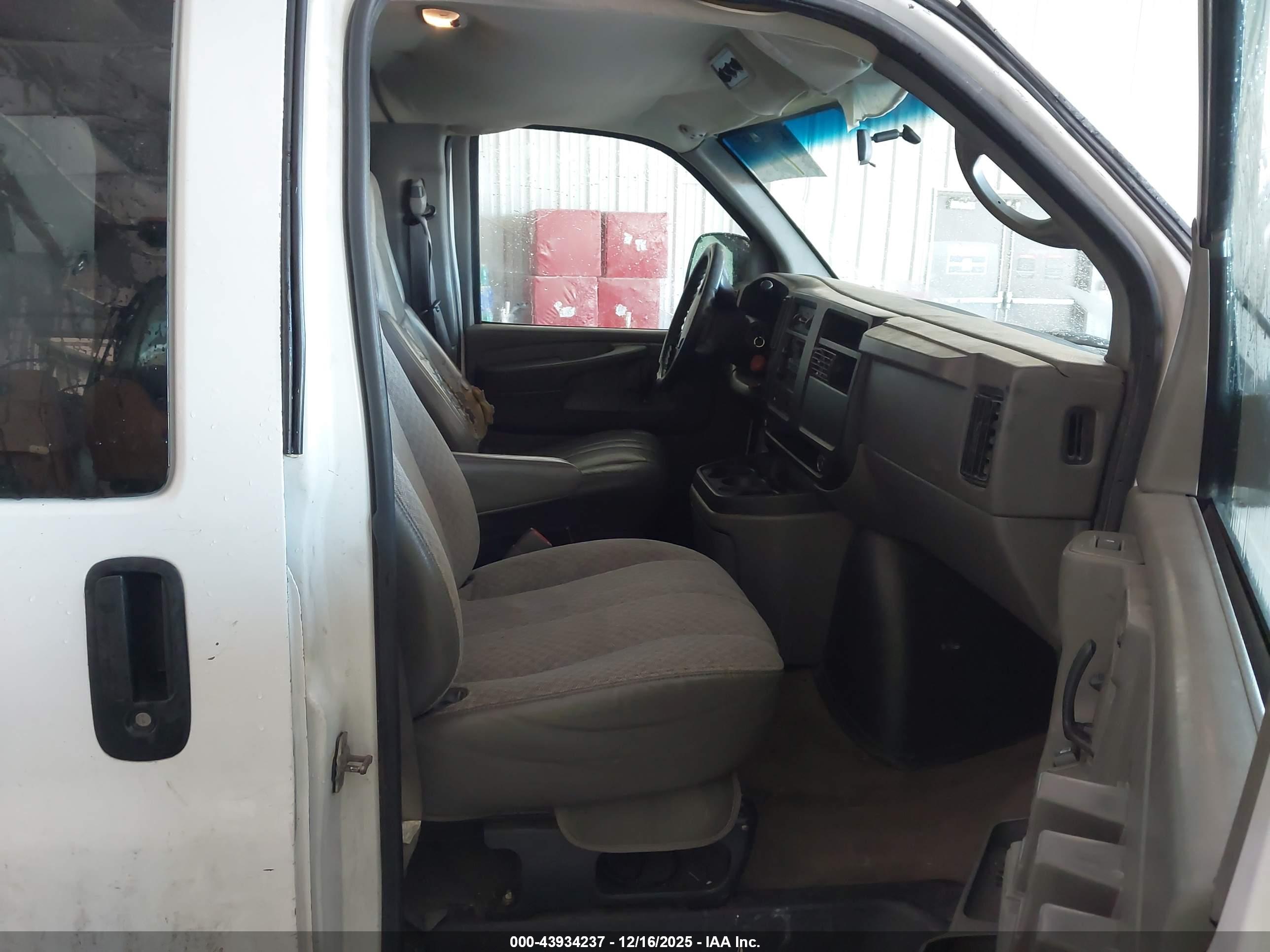 CHEVROLET EXPRESS image 5
